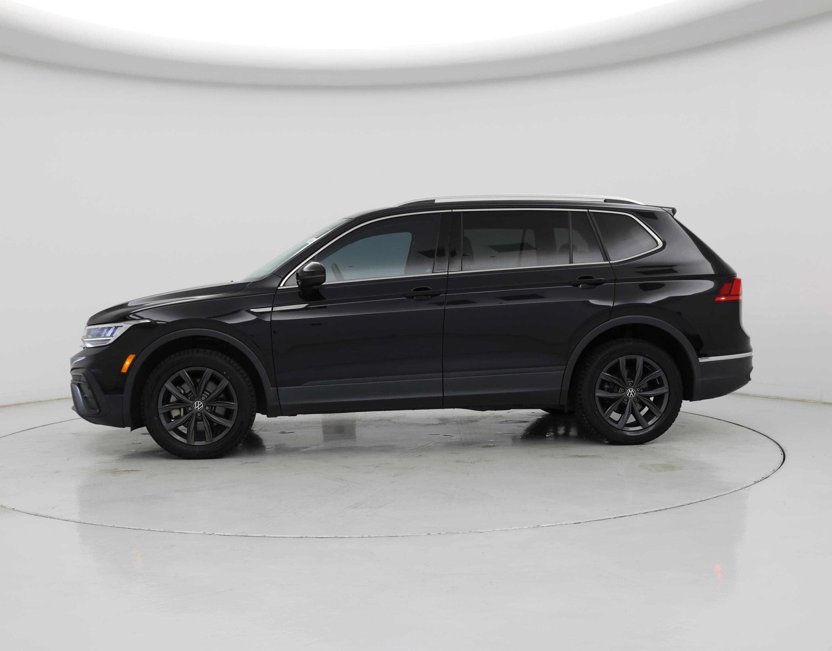 Thumbnail: 2022 Volkswagen Tiguan - 3
