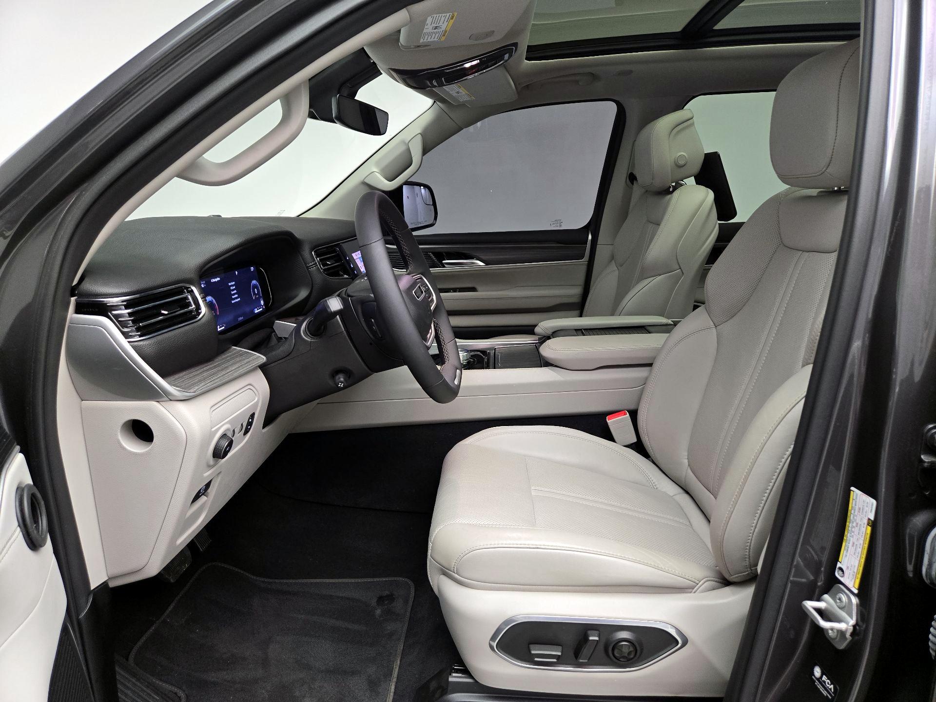 Thumbnail: 2023 Jeep Wagoneer - 11