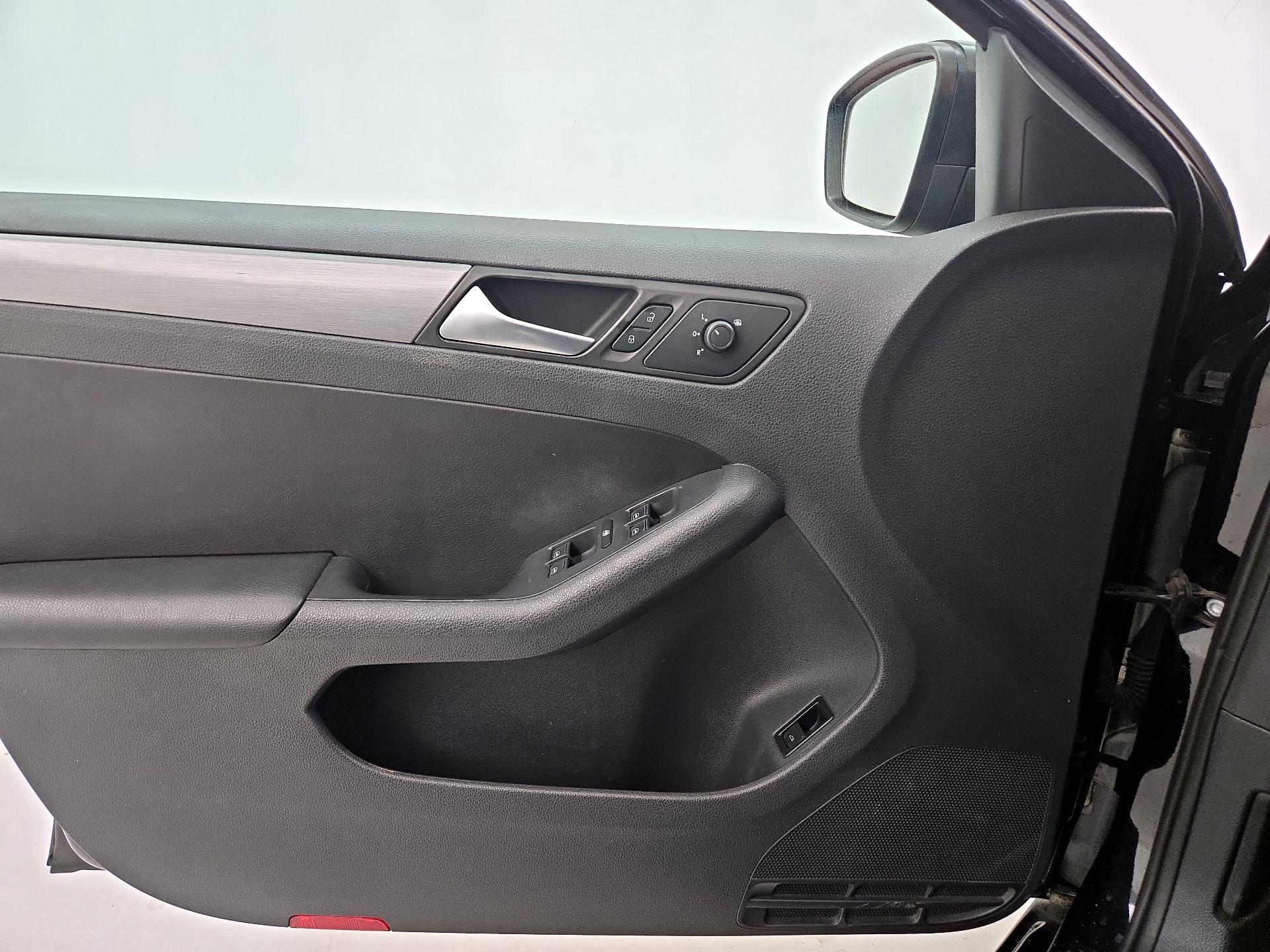 Thumbnail: 2016 Volkswagen Jetta - 12