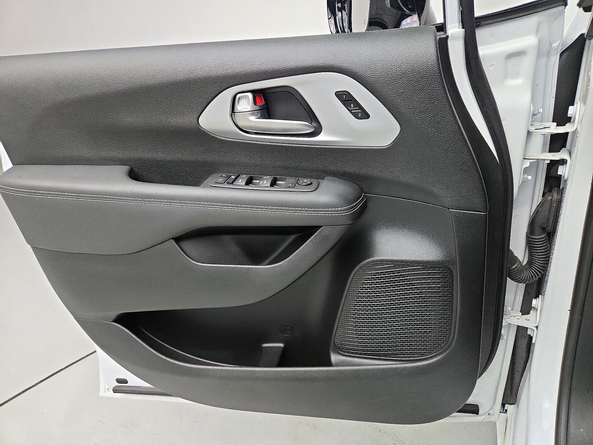 Thumbnail: 2024 Chrysler Pacifica - 12