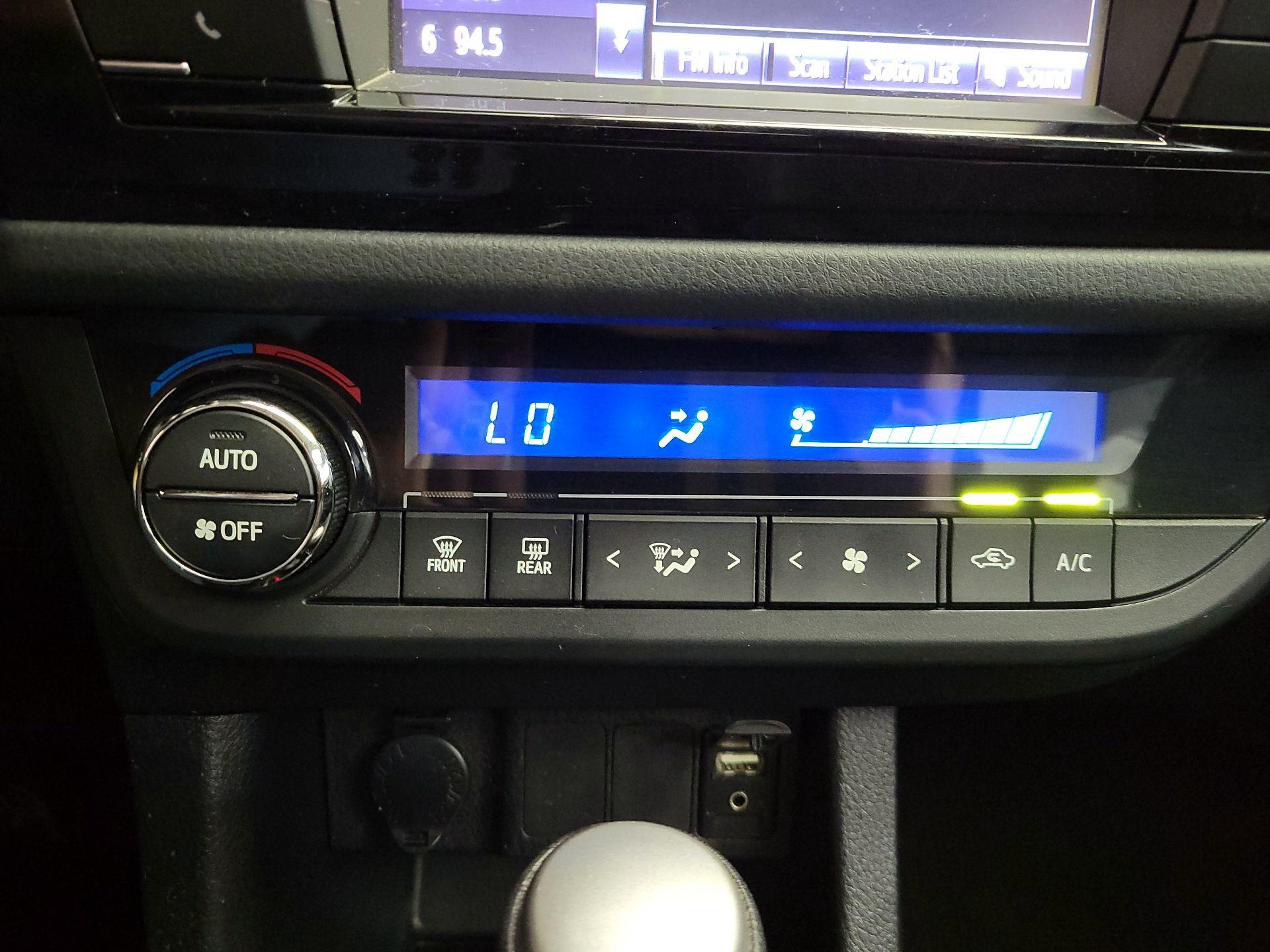 Thumbnail: 2015 Toyota Corolla - 16