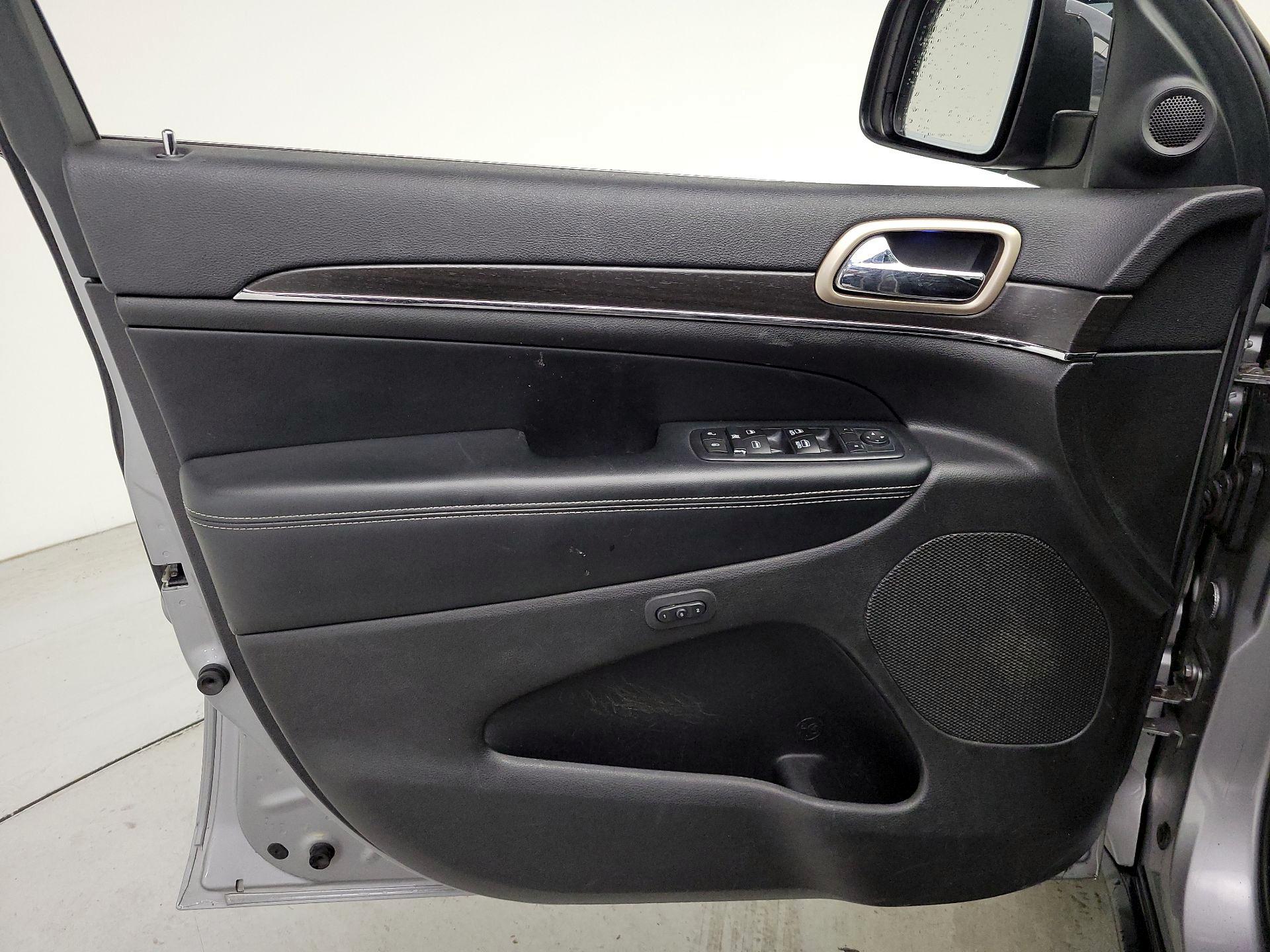 Thumbnail: 2017 Jeep Grand Cherokee - 12