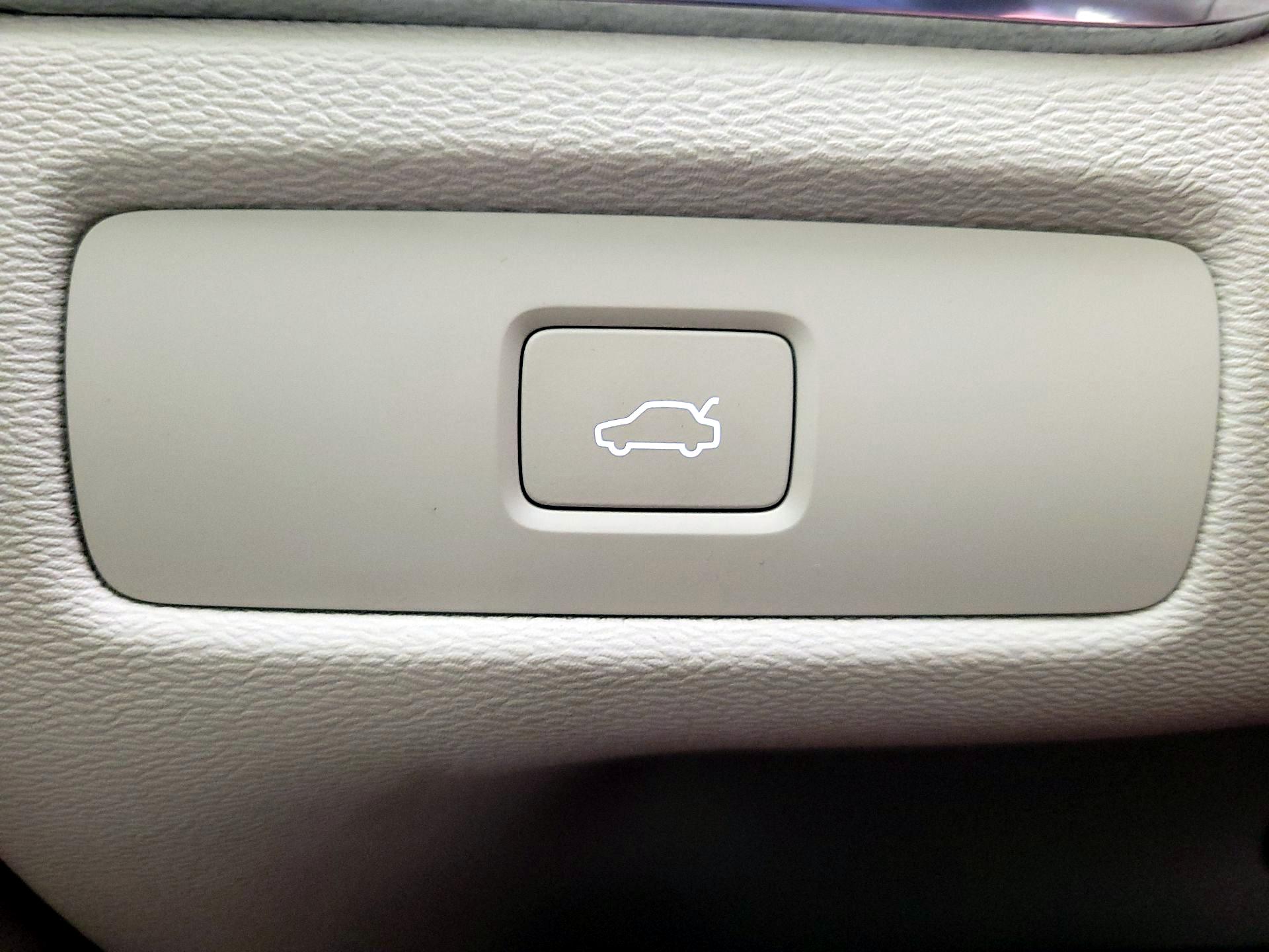 Thumbnail: 2023 Volvo XC60 - 13