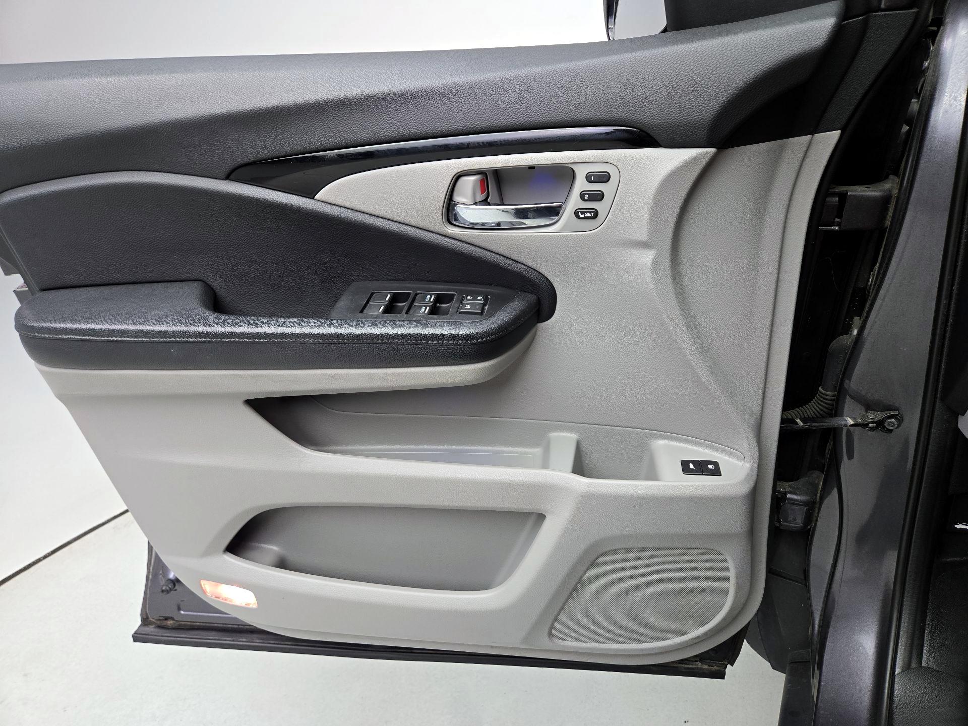 Thumbnail: 2017 Honda Pilot - 12