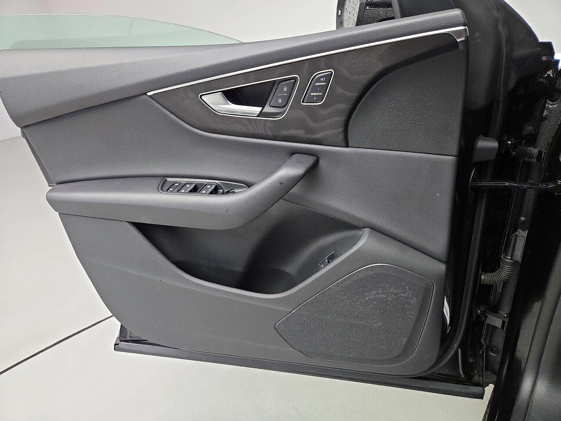 Thumbnail: 2023 Audi Q8 - 12