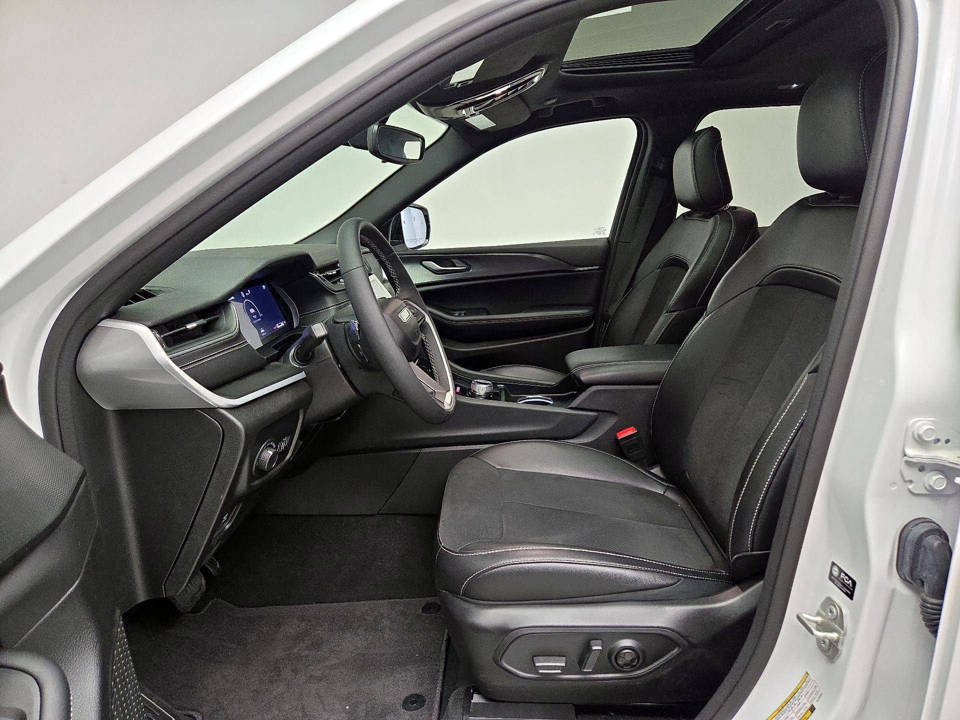 Thumbnail: 2024 Jeep Grand Cherokee - 11