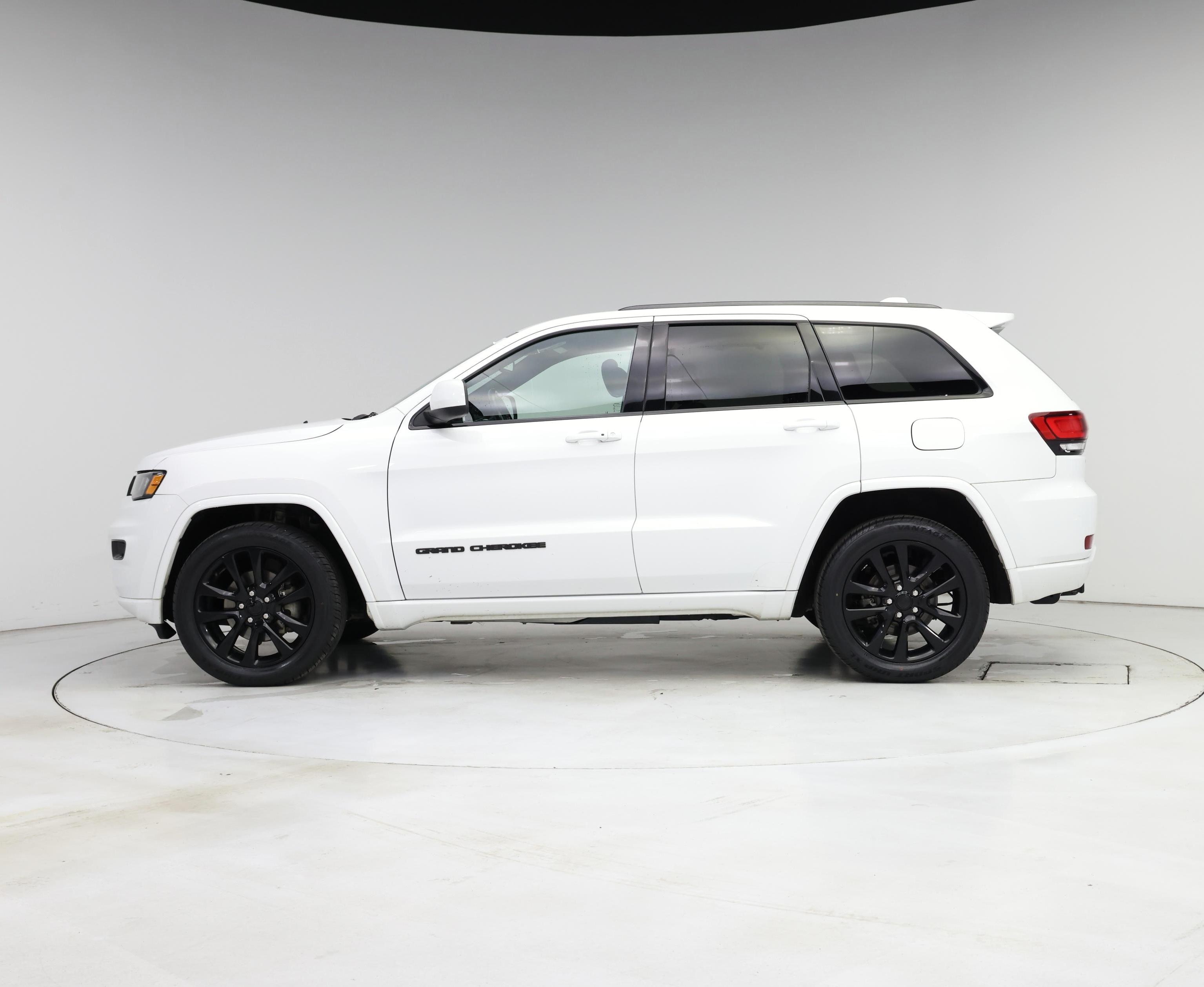 Thumbnail: 2018 Jeep Grand Cherokee - 3