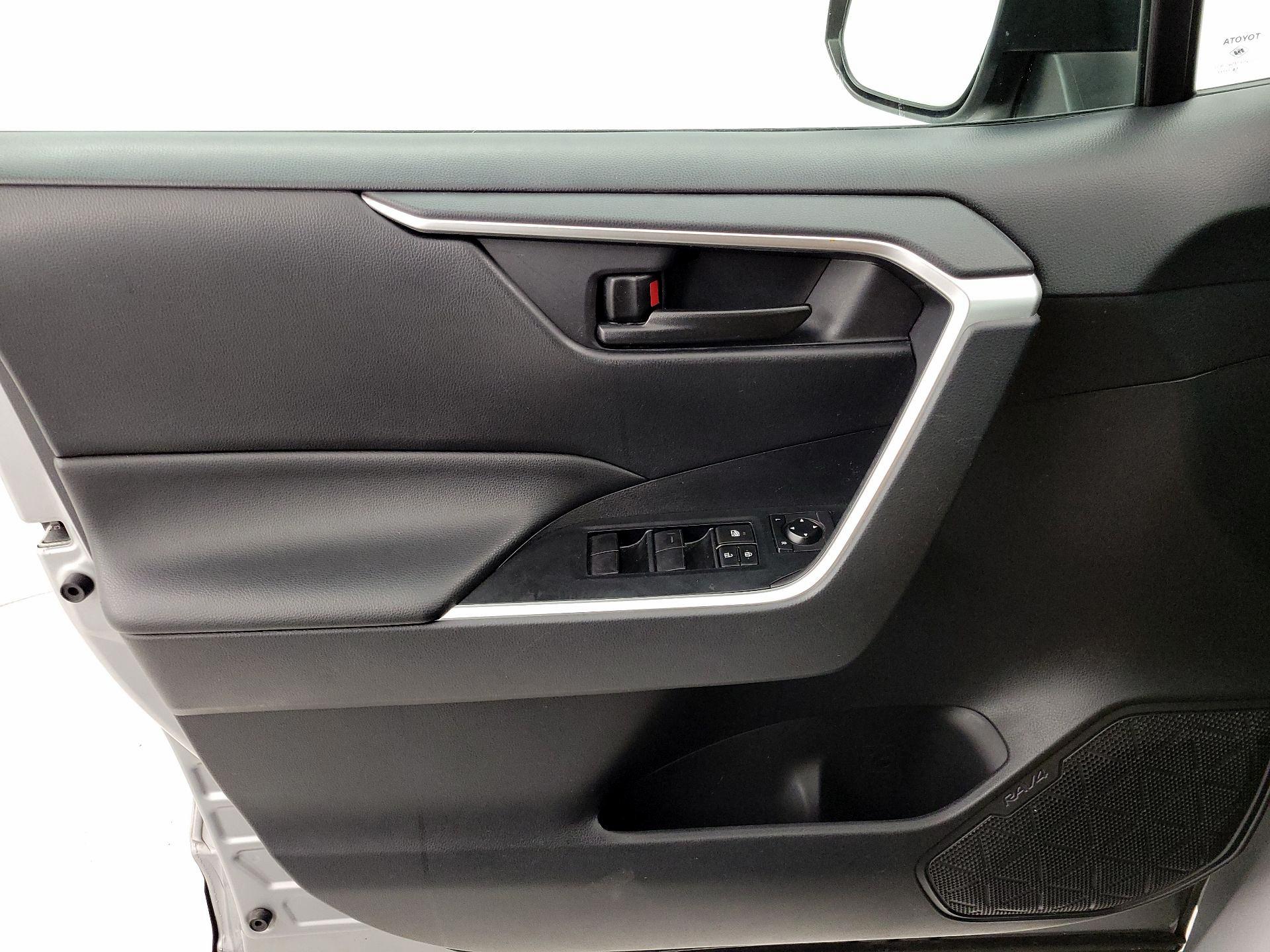 Thumbnail: 2019 Toyota RAV4 - 12