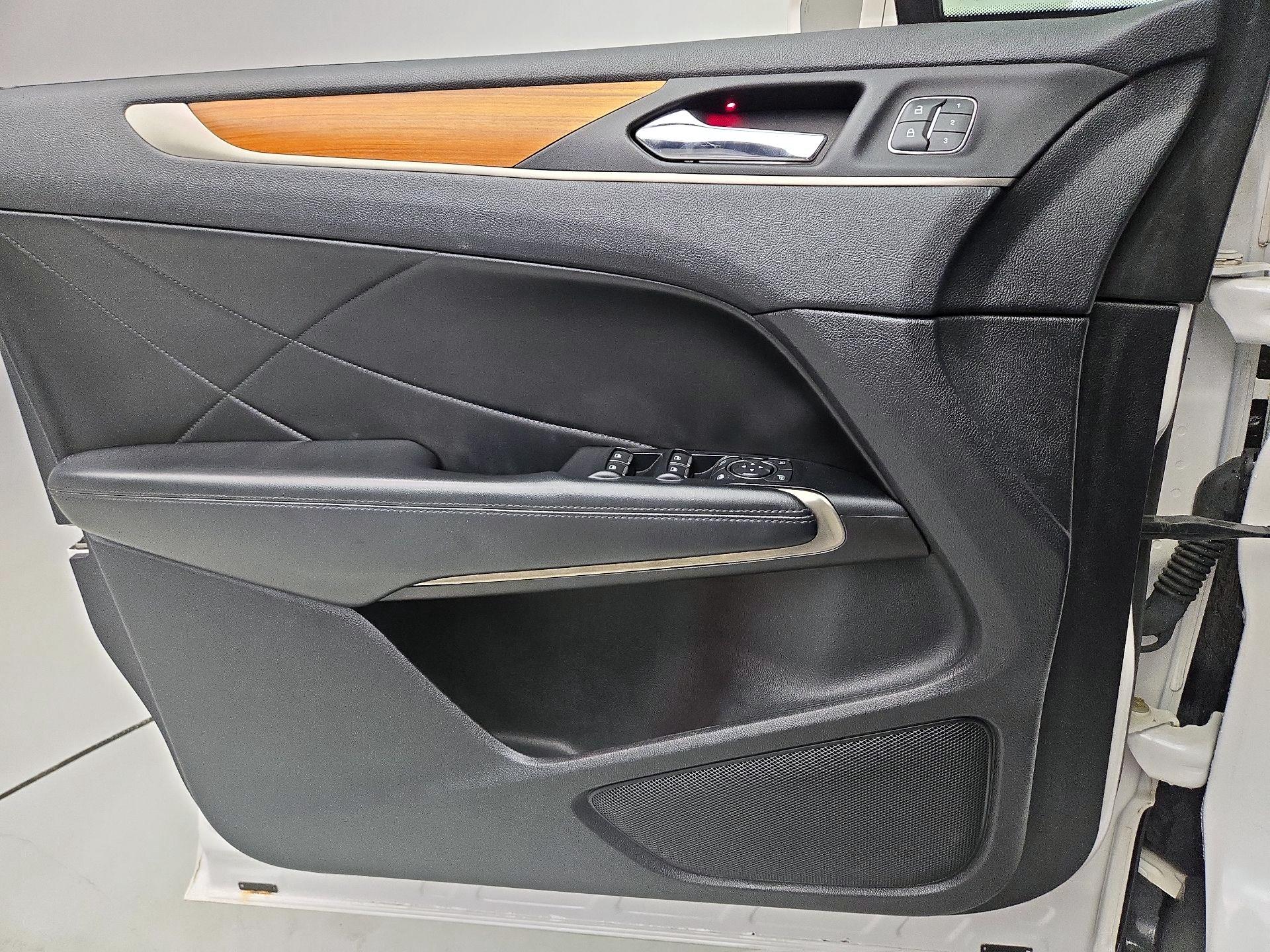 Thumbnail: 2018 Lincoln MKC - 12