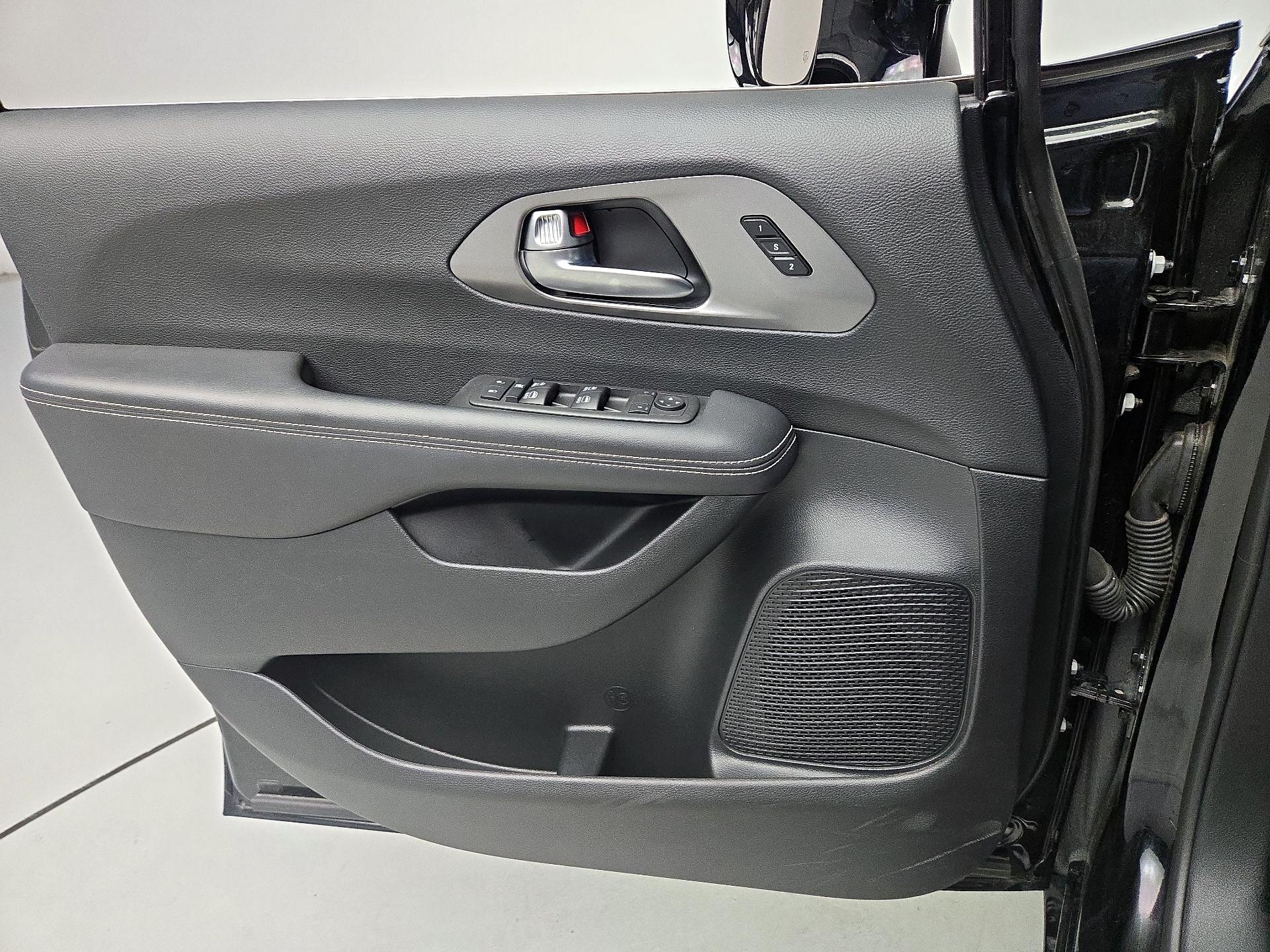 Thumbnail: 2025 Chrysler Pacifica - 12