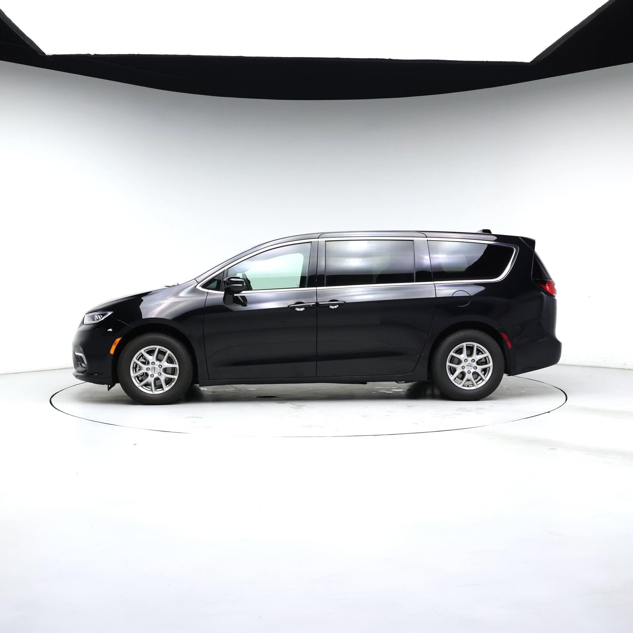 Thumbnail: 2025 Chrysler Pacifica - 3