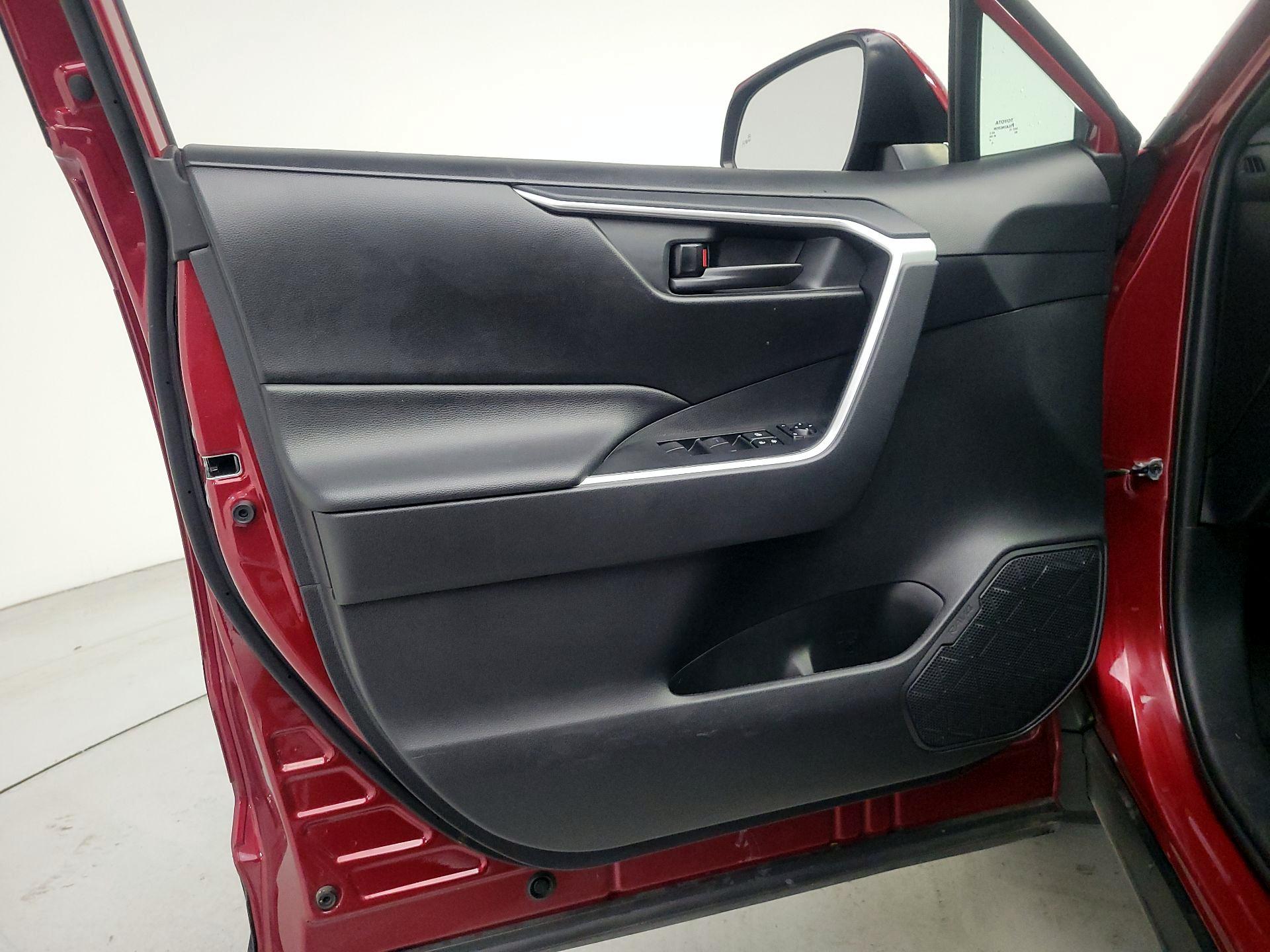 Thumbnail: 2020 Toyota RAV4 - 12