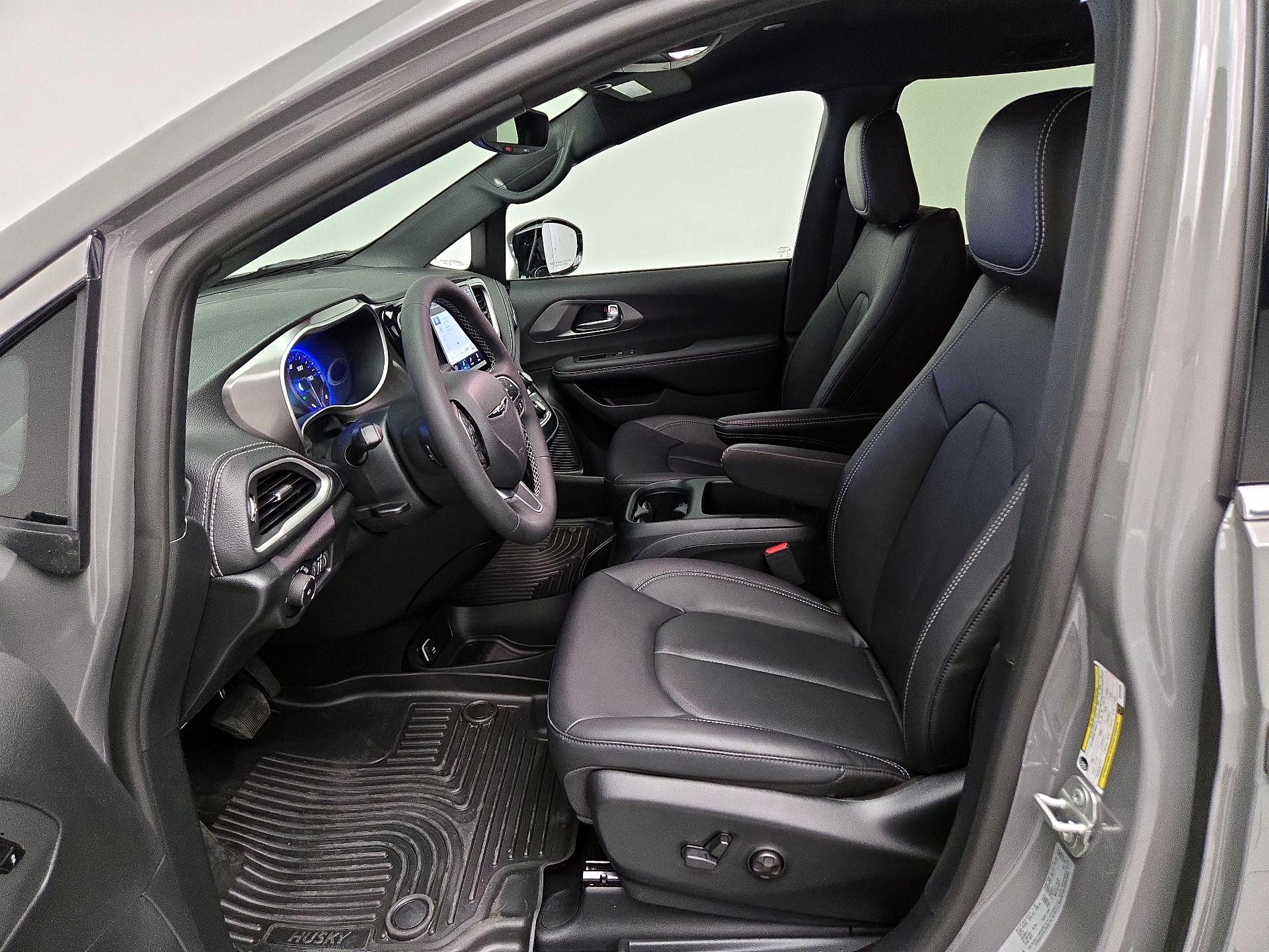 Thumbnail: 2025 Chrysler Pacifica - 11