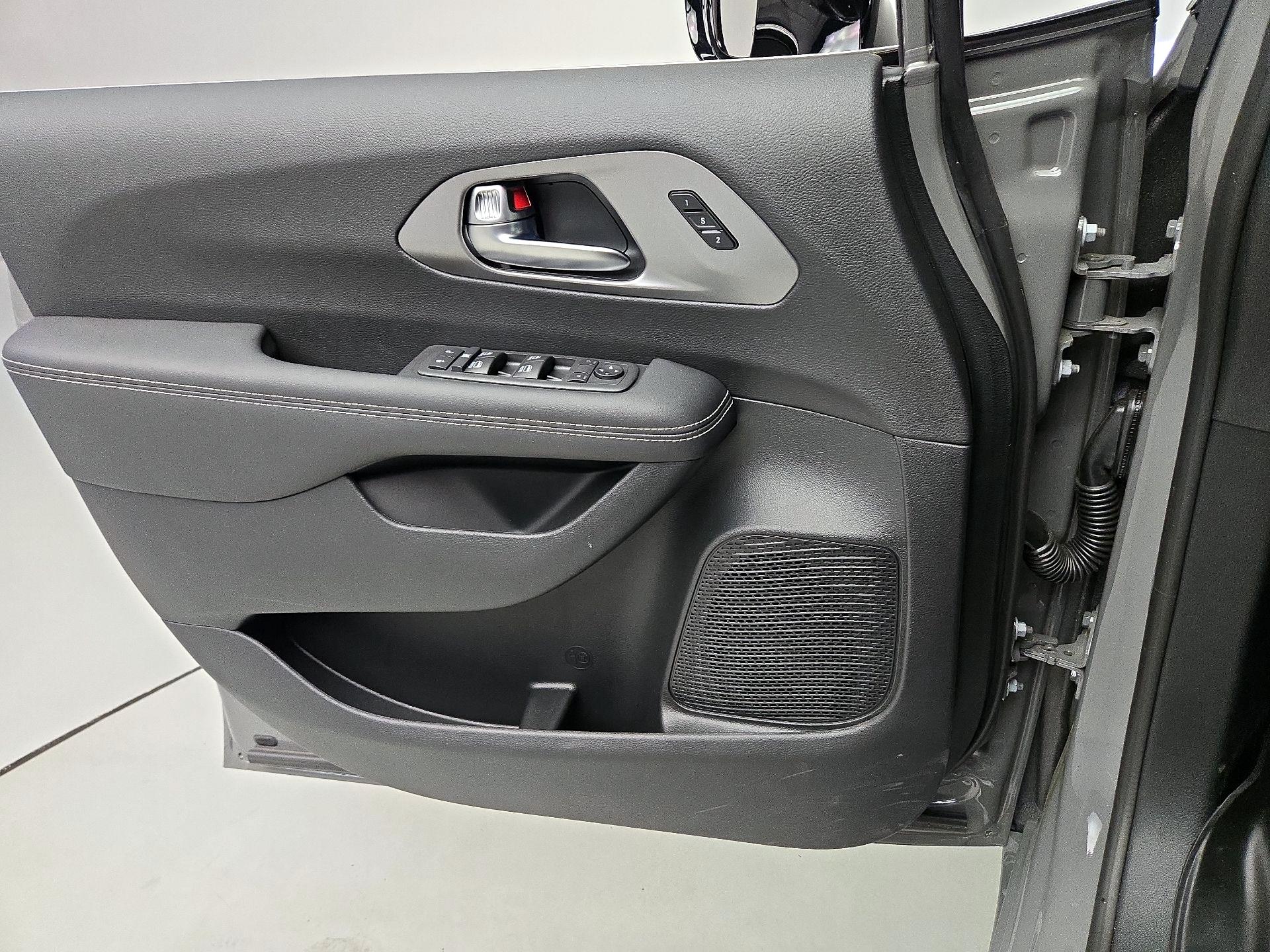 Thumbnail: 2025 Chrysler Pacifica - 12