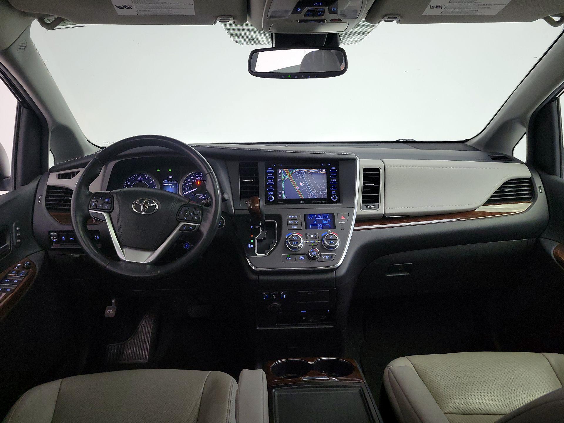 Thumbnail: 2019 Toyota Sienna - 9