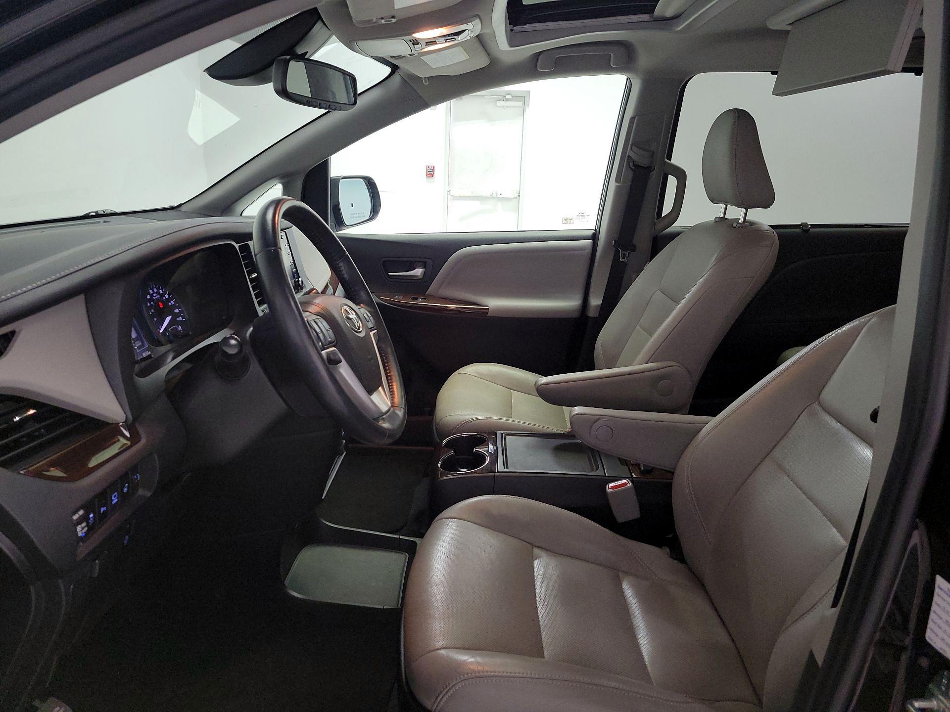 Thumbnail: 2019 Toyota Sienna - 11