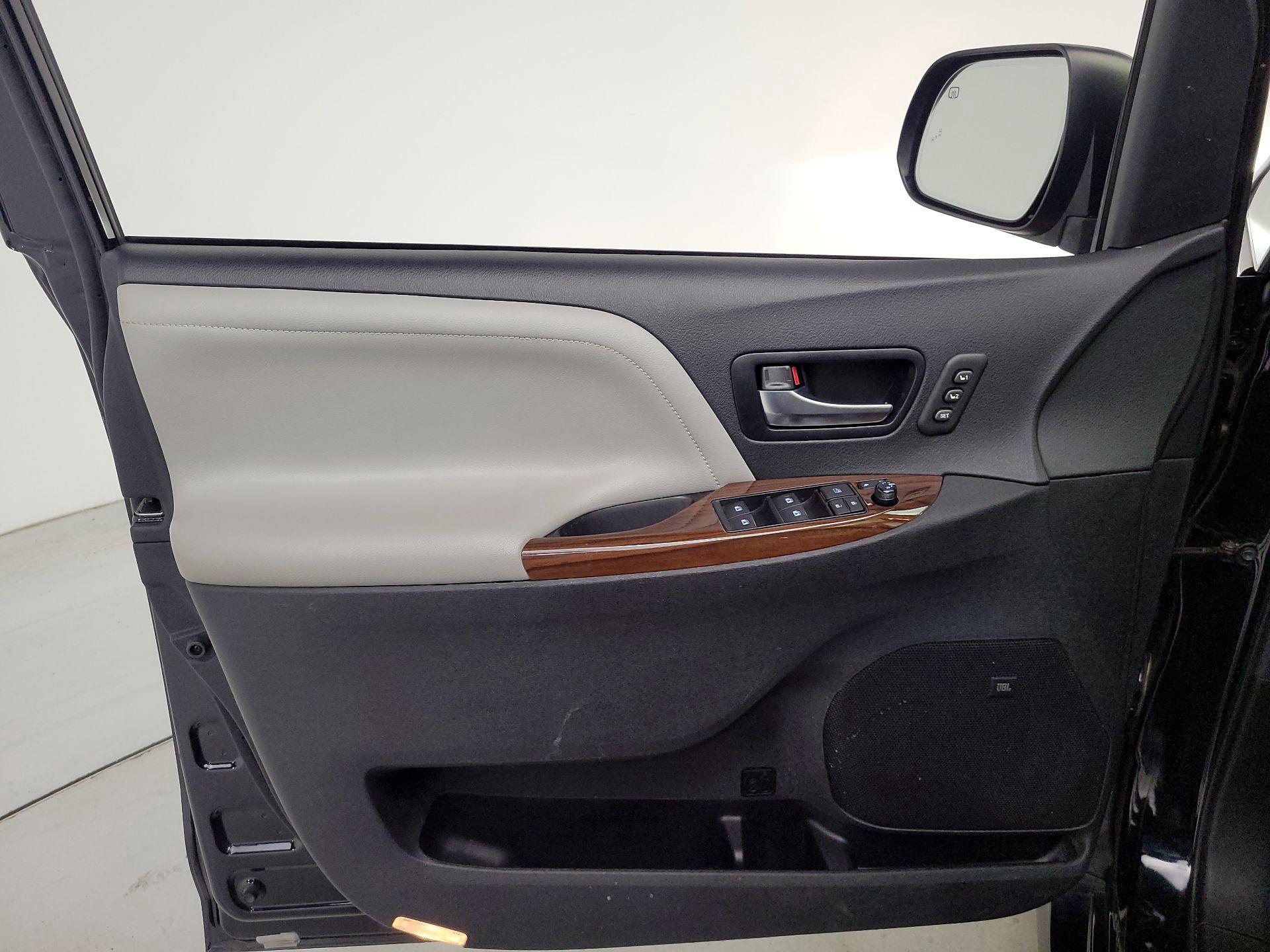 Thumbnail: 2019 Toyota Sienna - 12