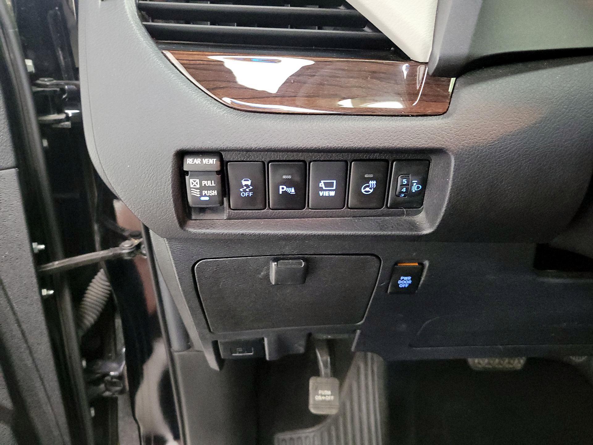 Thumbnail: 2019 Toyota Sienna - 13