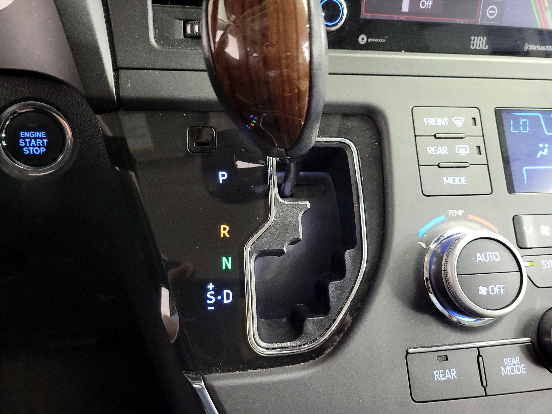 Thumbnail: 2019 Toyota Sienna - 18