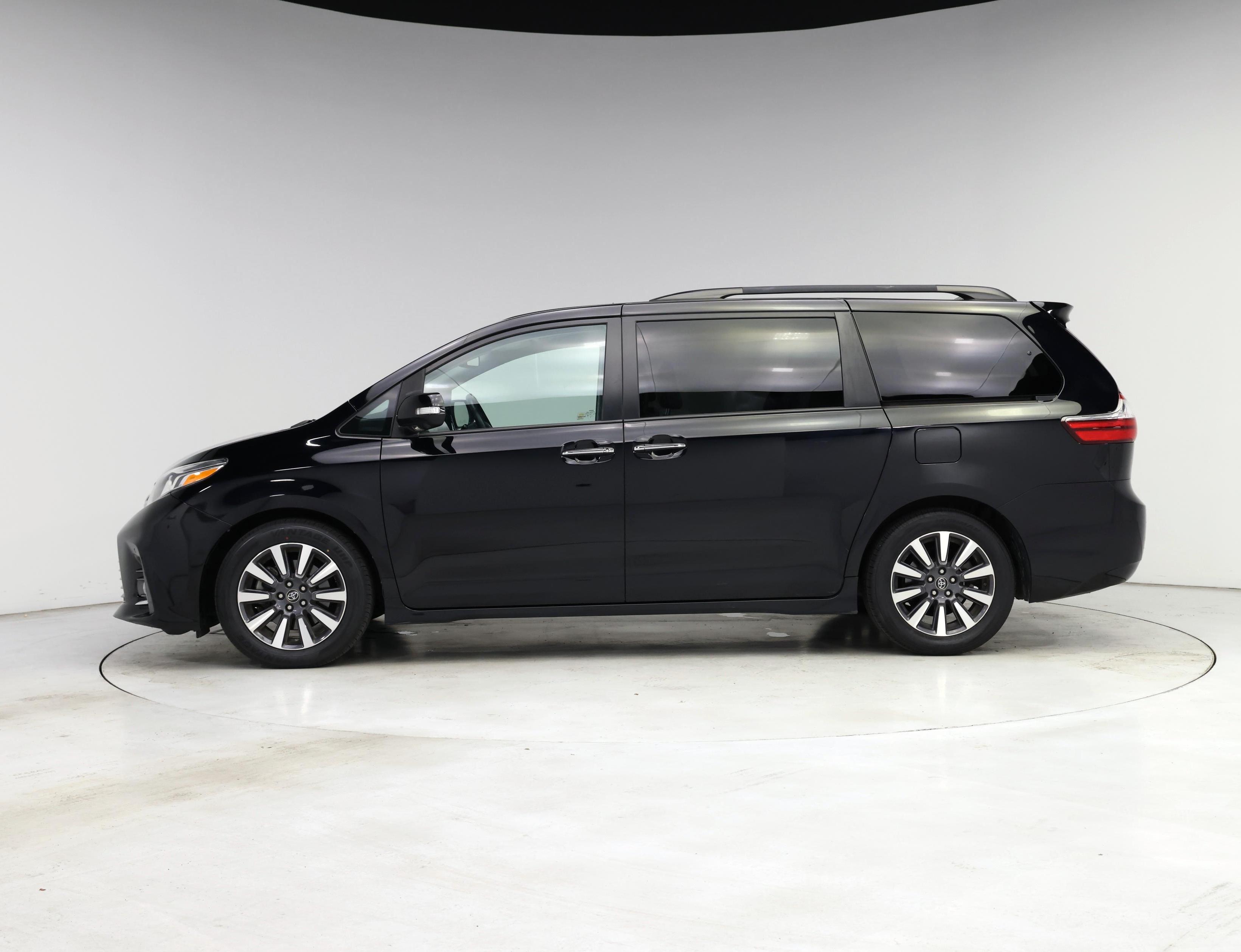Thumbnail: 2019 Toyota Sienna - 3