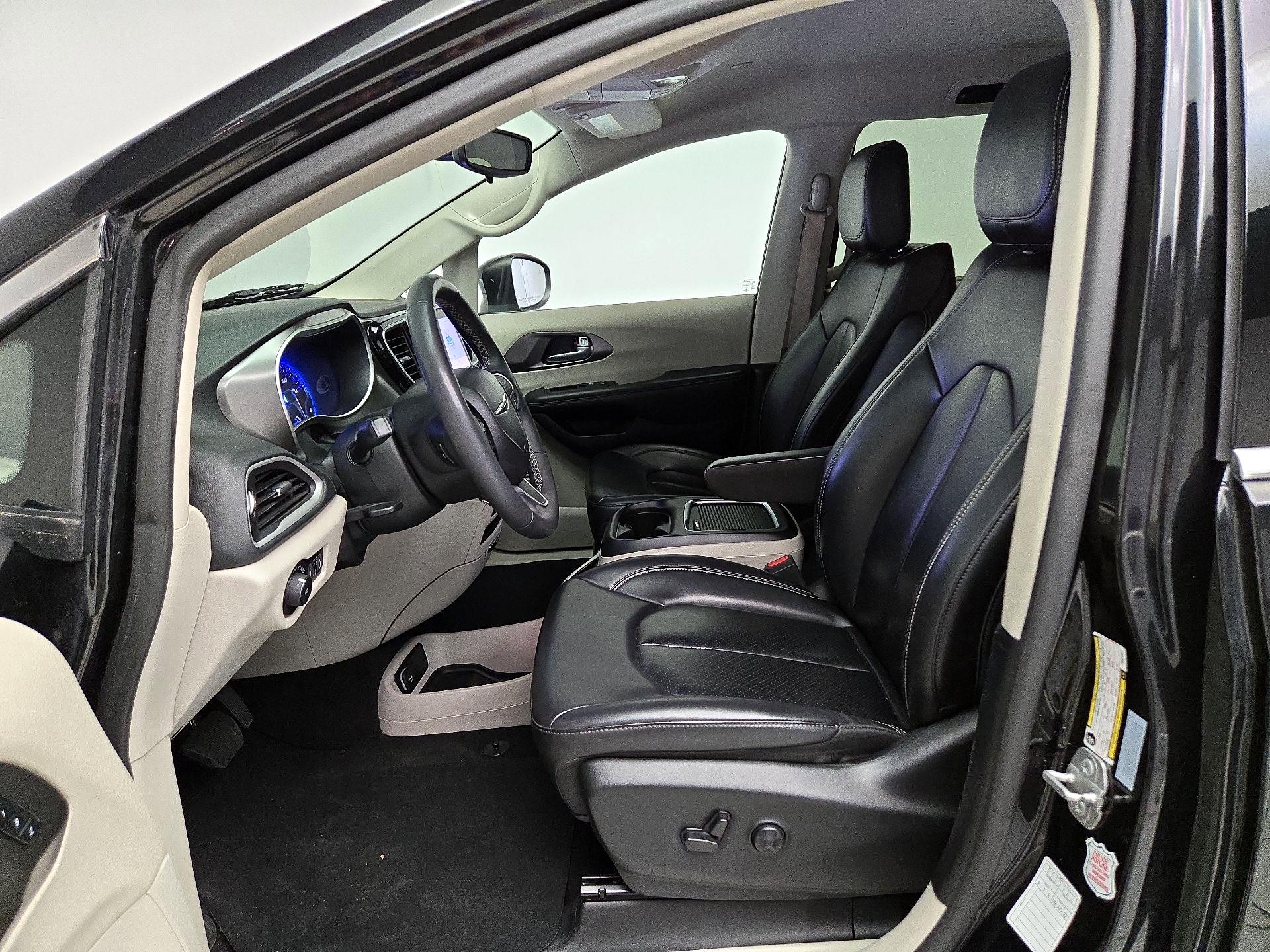 Thumbnail: 2023 Chrysler Pacifica - 11