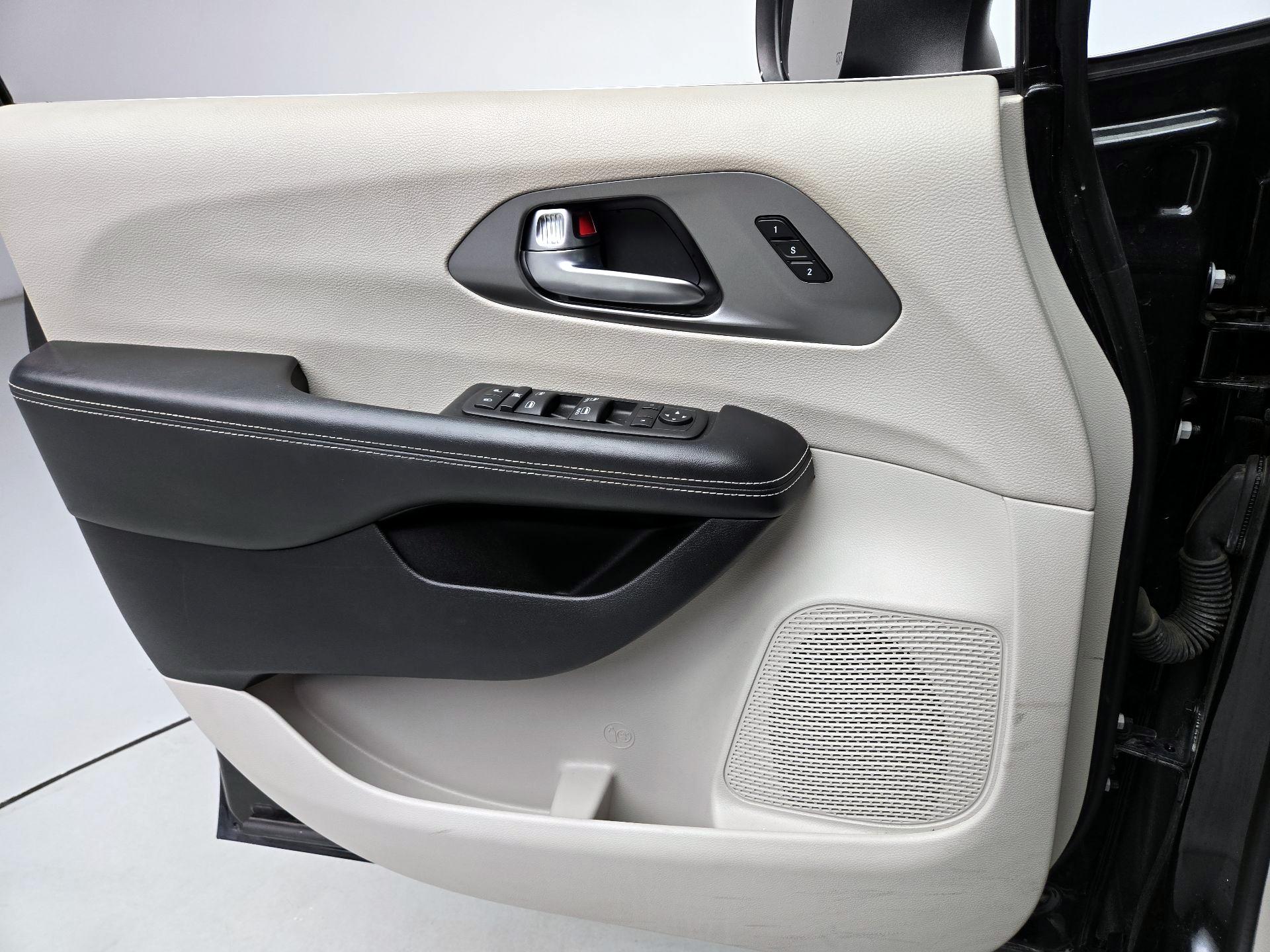 Thumbnail: 2023 Chrysler Pacifica - 12