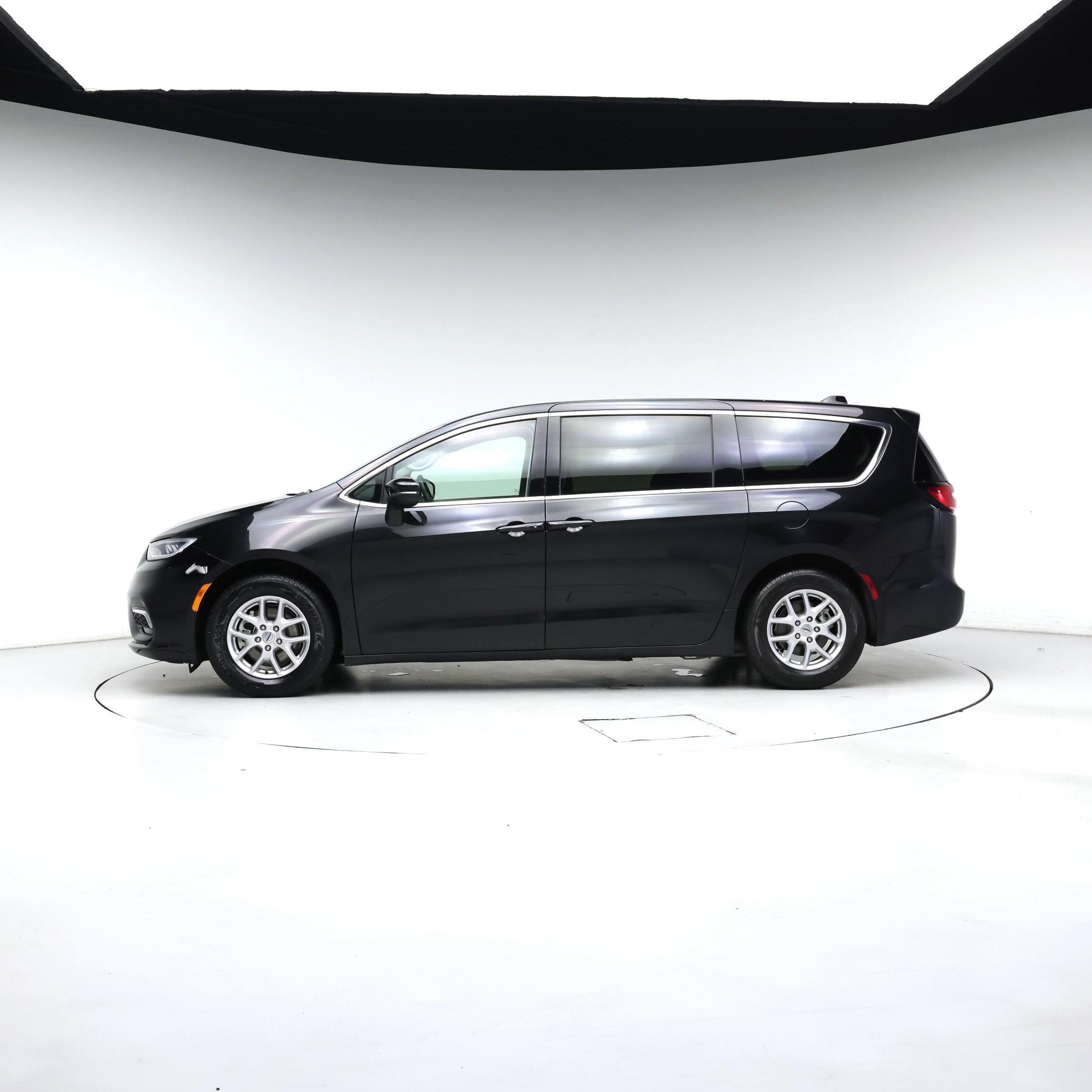 Thumbnail: 2023 Chrysler Pacifica - 3