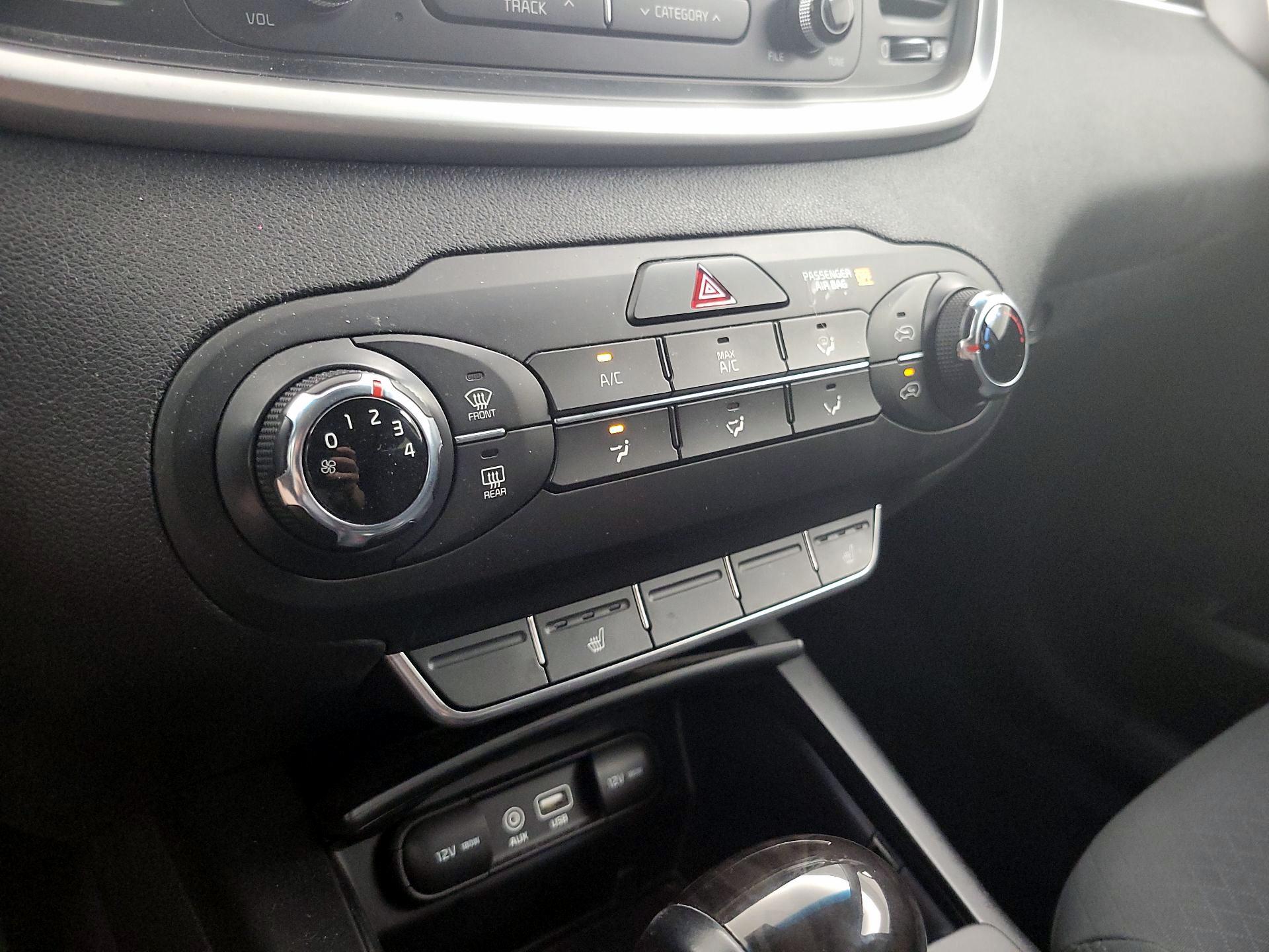 Thumbnail: 2016 Kia Sorento - 16