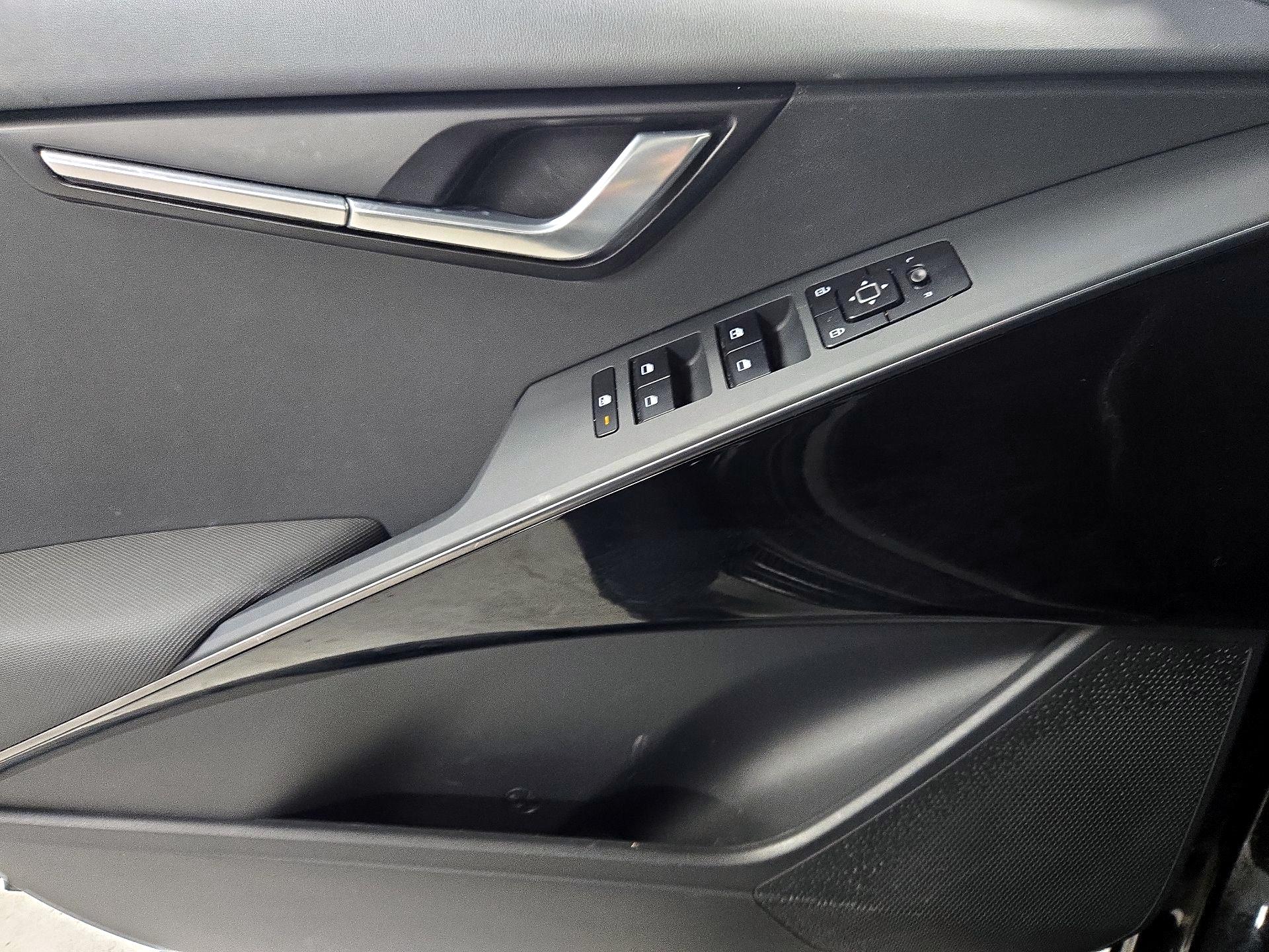 Thumbnail: 2023 Kia Niro - 12