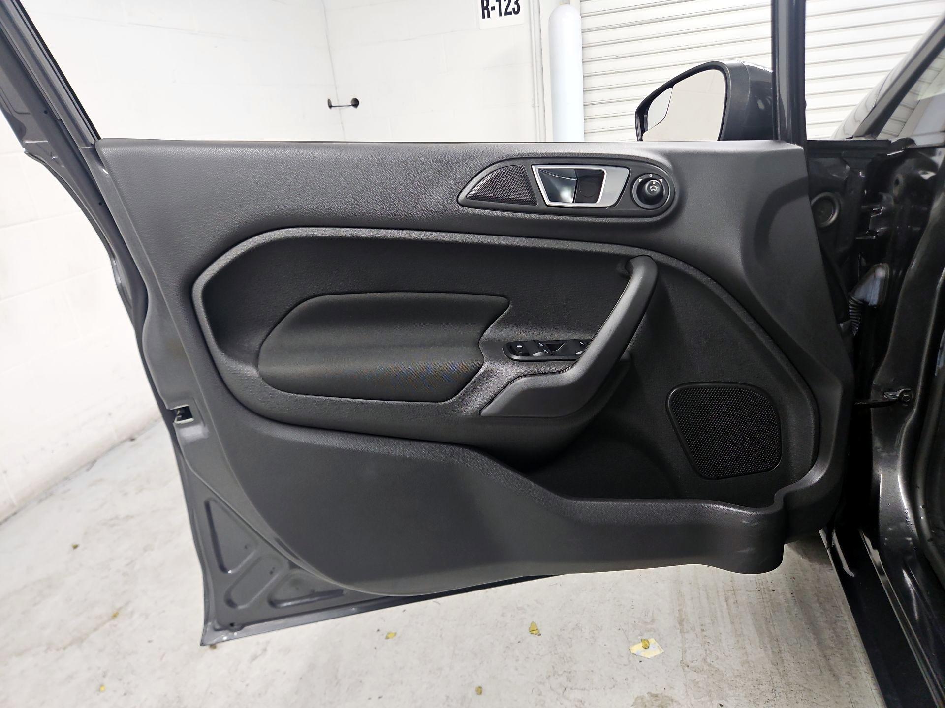 Thumbnail: 2015 Ford Fiesta - 12