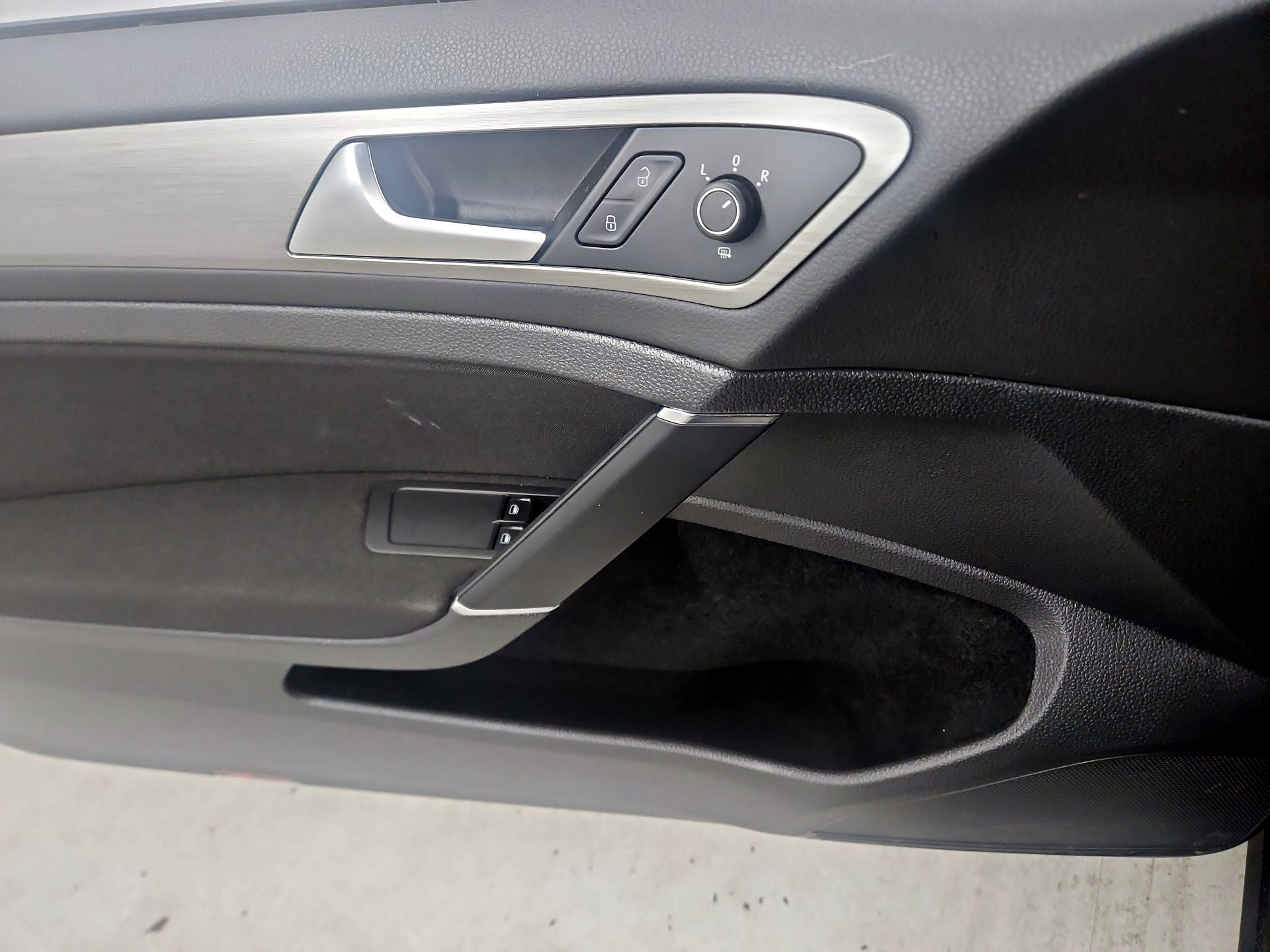 Thumbnail: 2015 Volkswagen Golf - 12