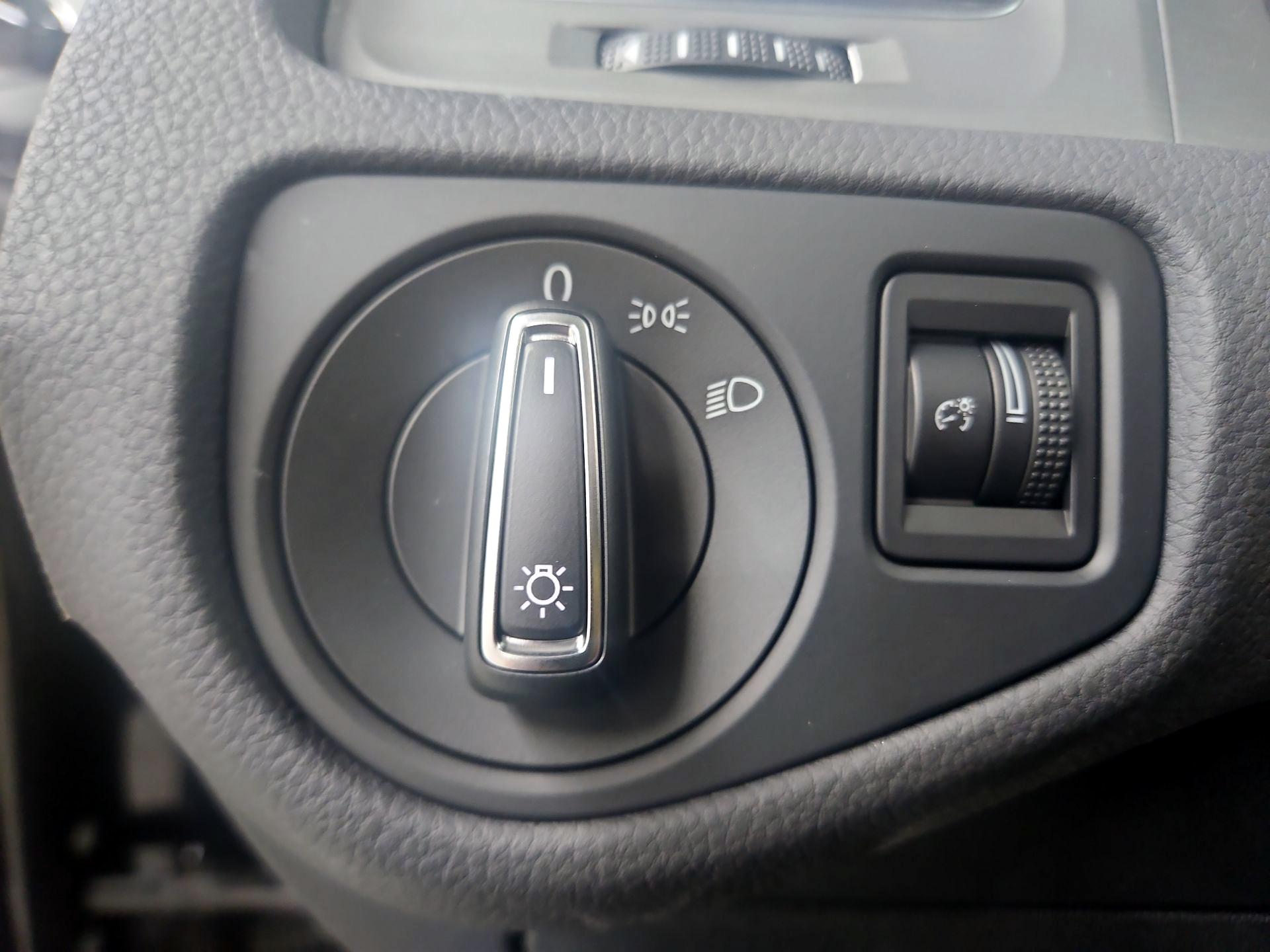 Thumbnail: 2015 Volkswagen Golf - 13