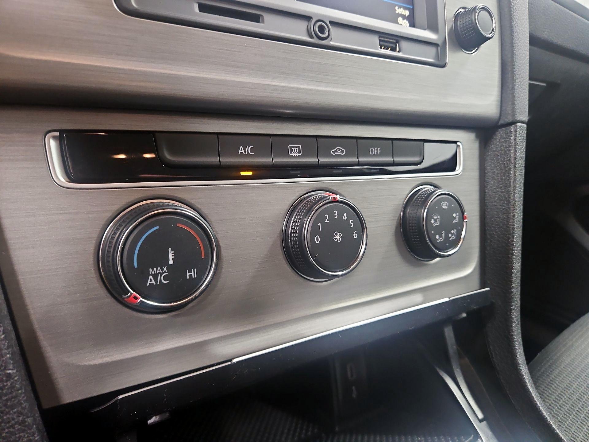 Thumbnail: 2015 Volkswagen Golf - 15