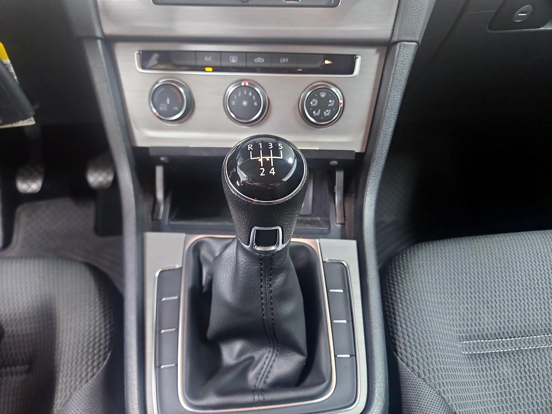 Thumbnail: 2015 Volkswagen Golf - 16