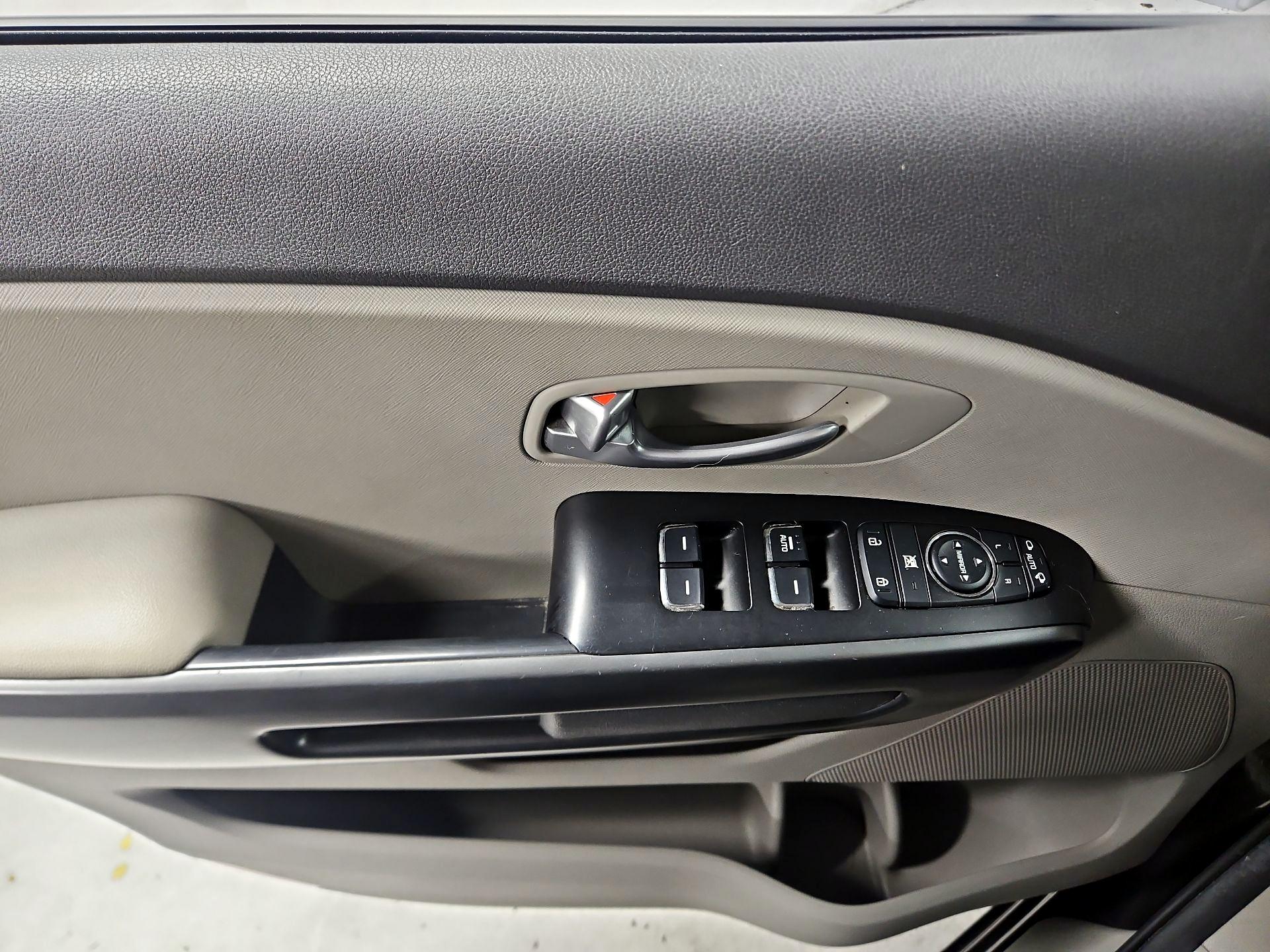 Thumbnail: 2016 Kia Sedona - 12