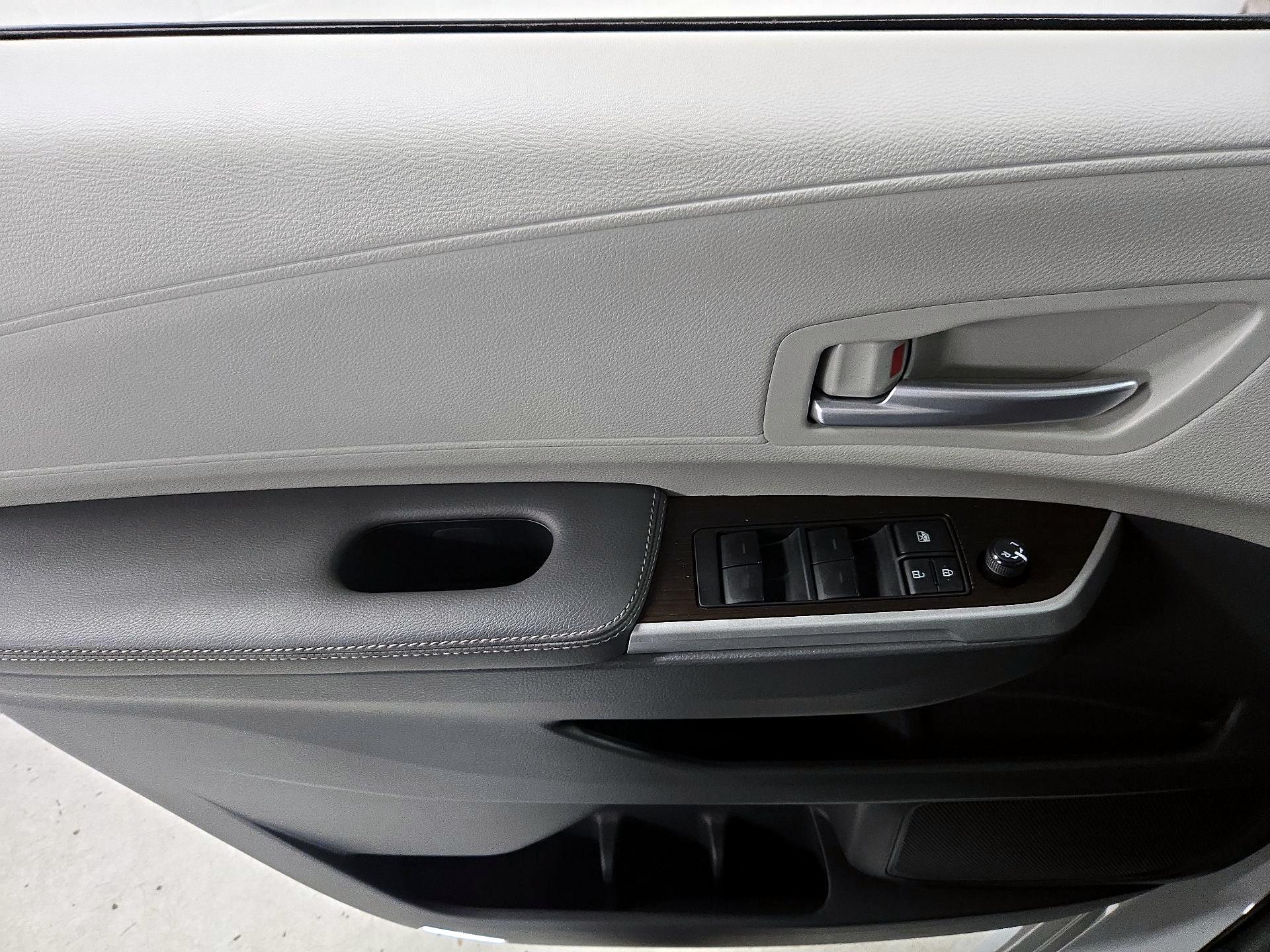 Thumbnail: 2022 Toyota Sienna - 12