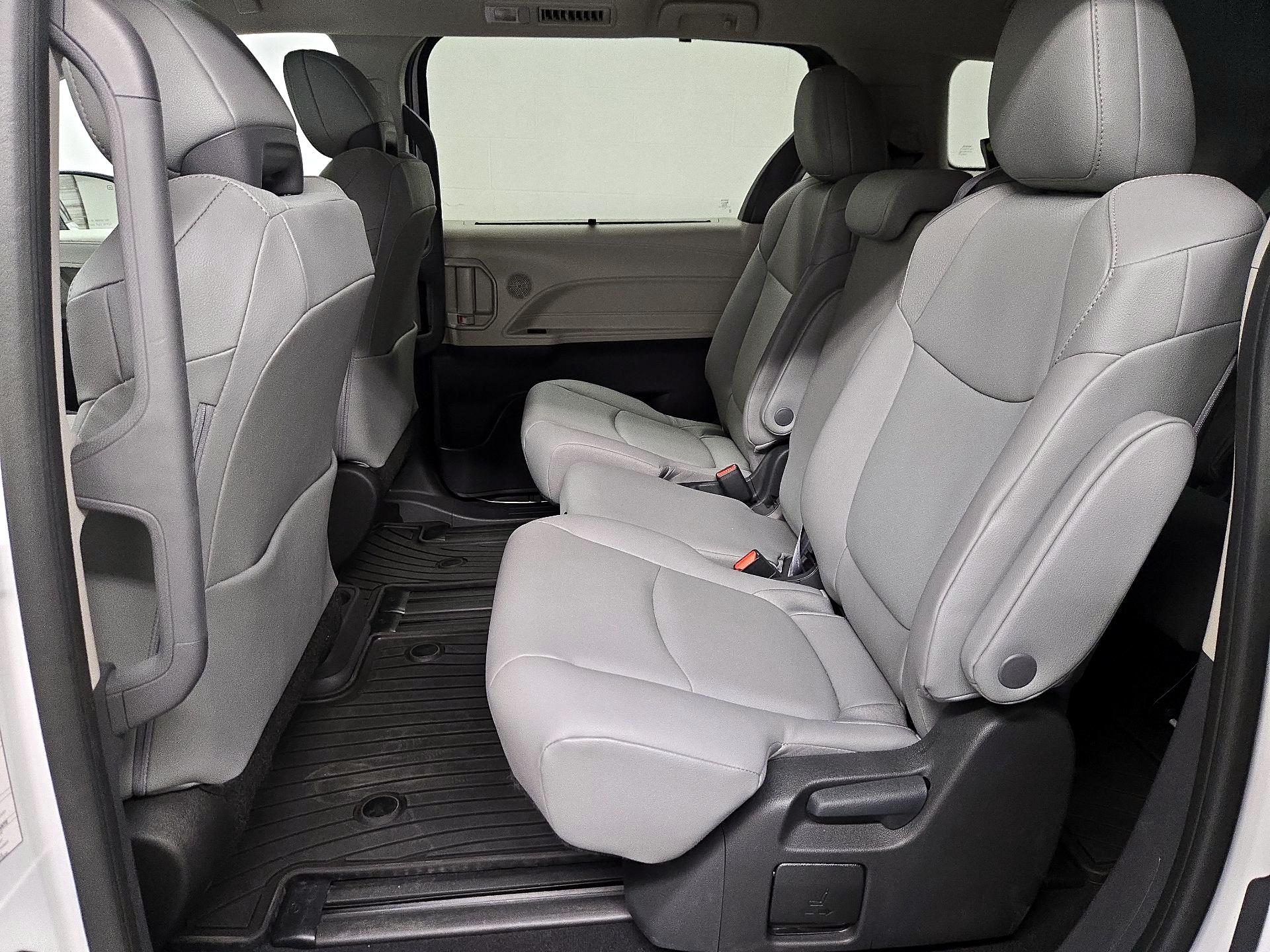 Thumbnail: 2022 Toyota Sienna - 20