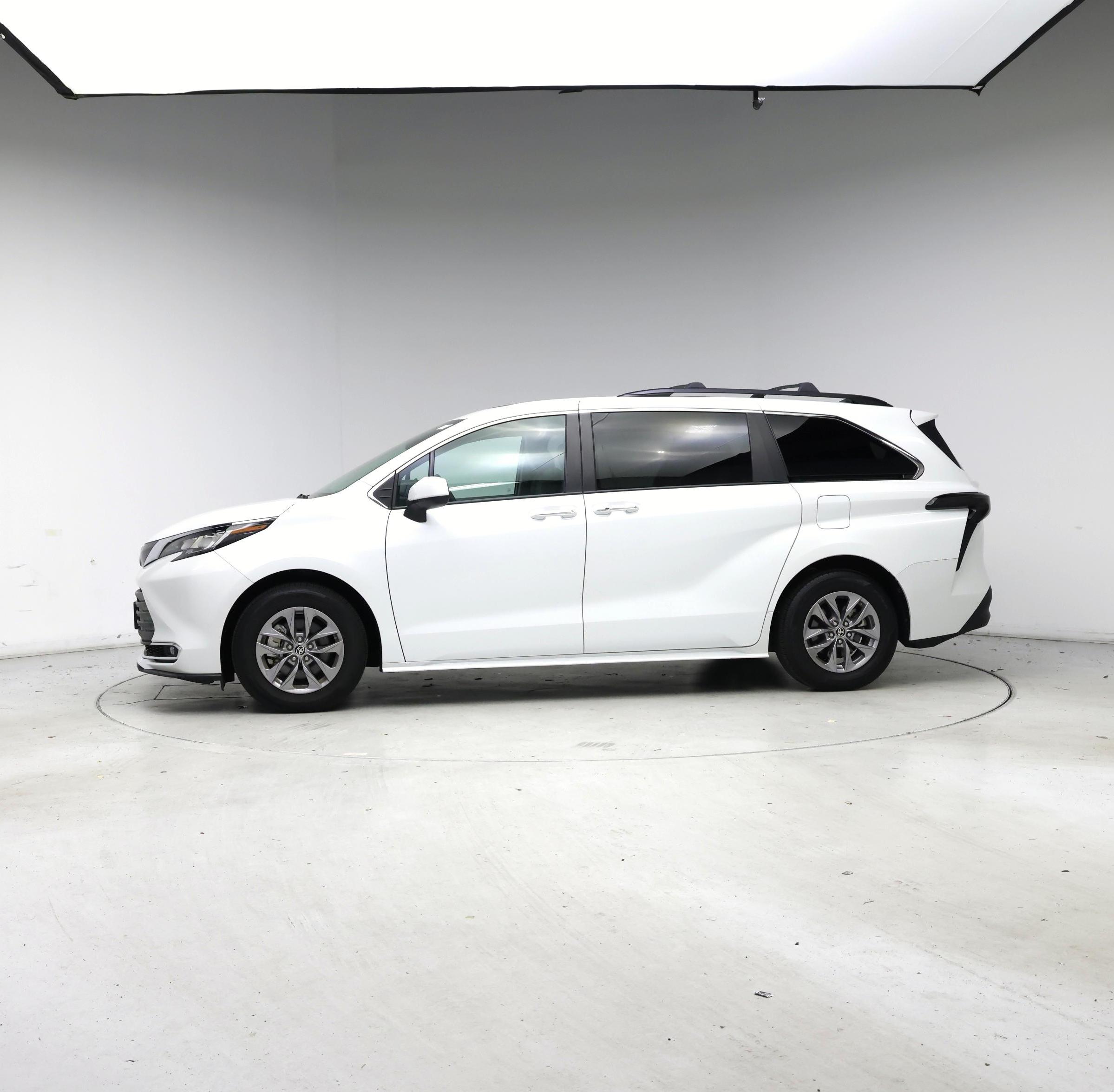 Thumbnail: 2022 Toyota Sienna - 3