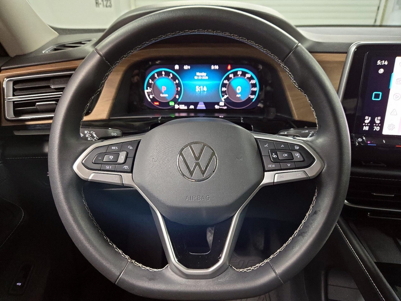 2024 Volkswagen Atlas SE w/Tech - Photo 11