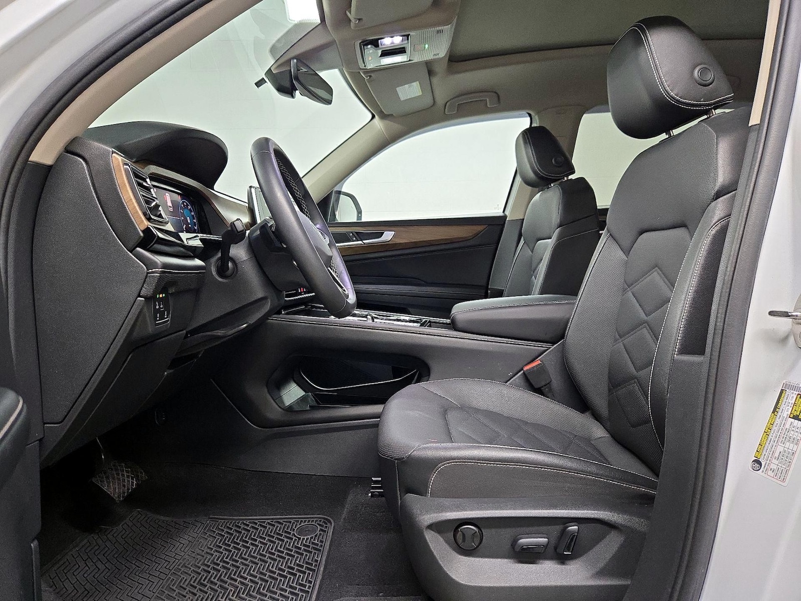 2024 Volkswagen Atlas SE w/Tech - Photo 12