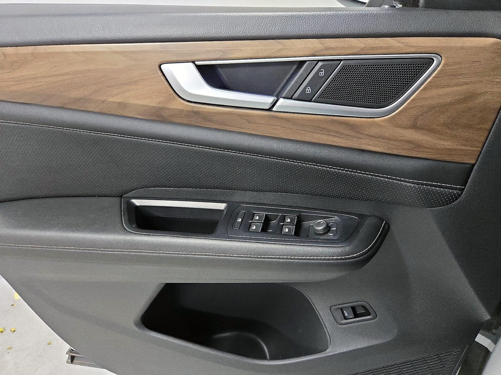 2024 Volkswagen Atlas SE w/Tech - Photo 13