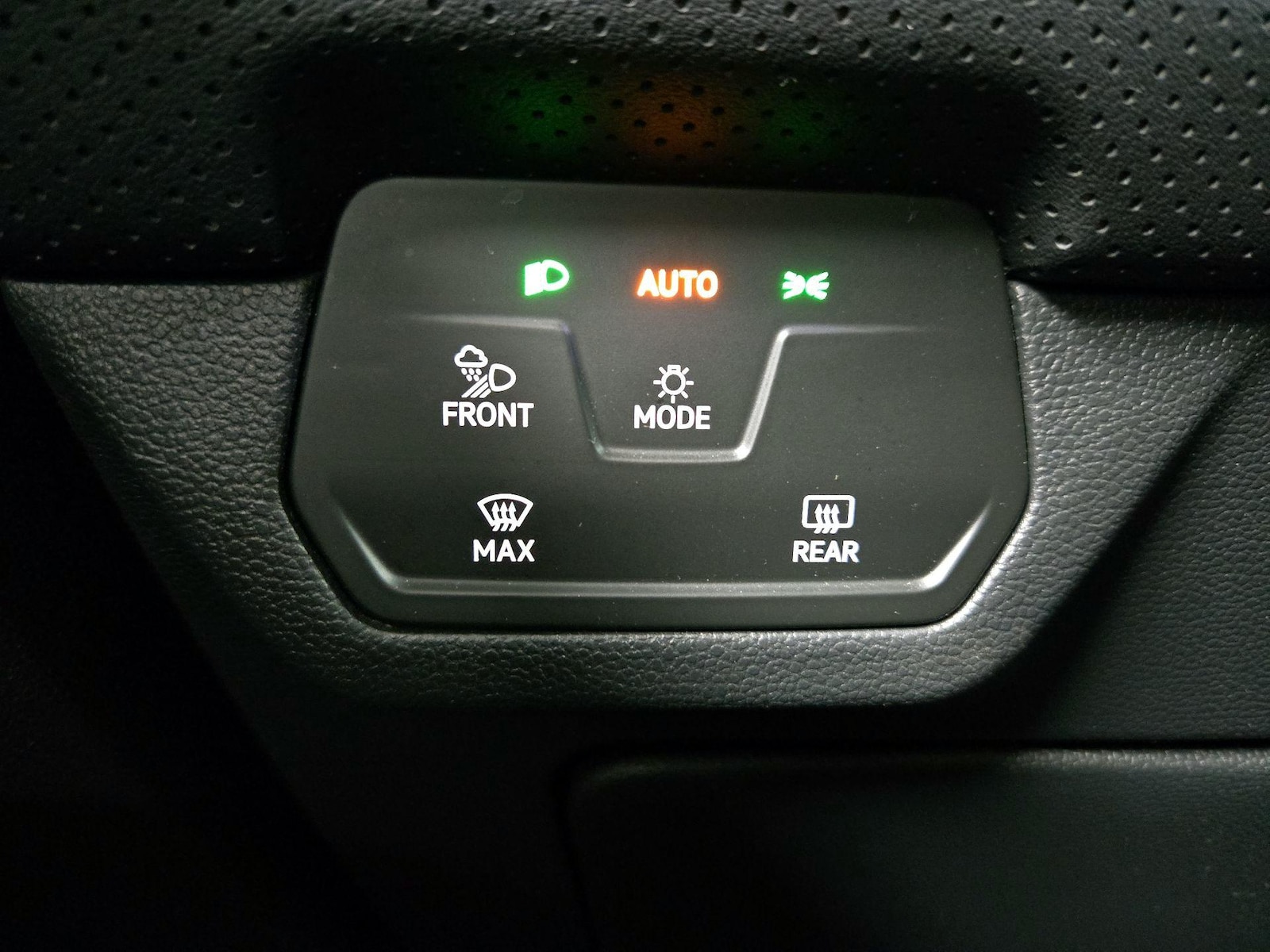 2024 Volkswagen Atlas SE w/Tech - Photo 14