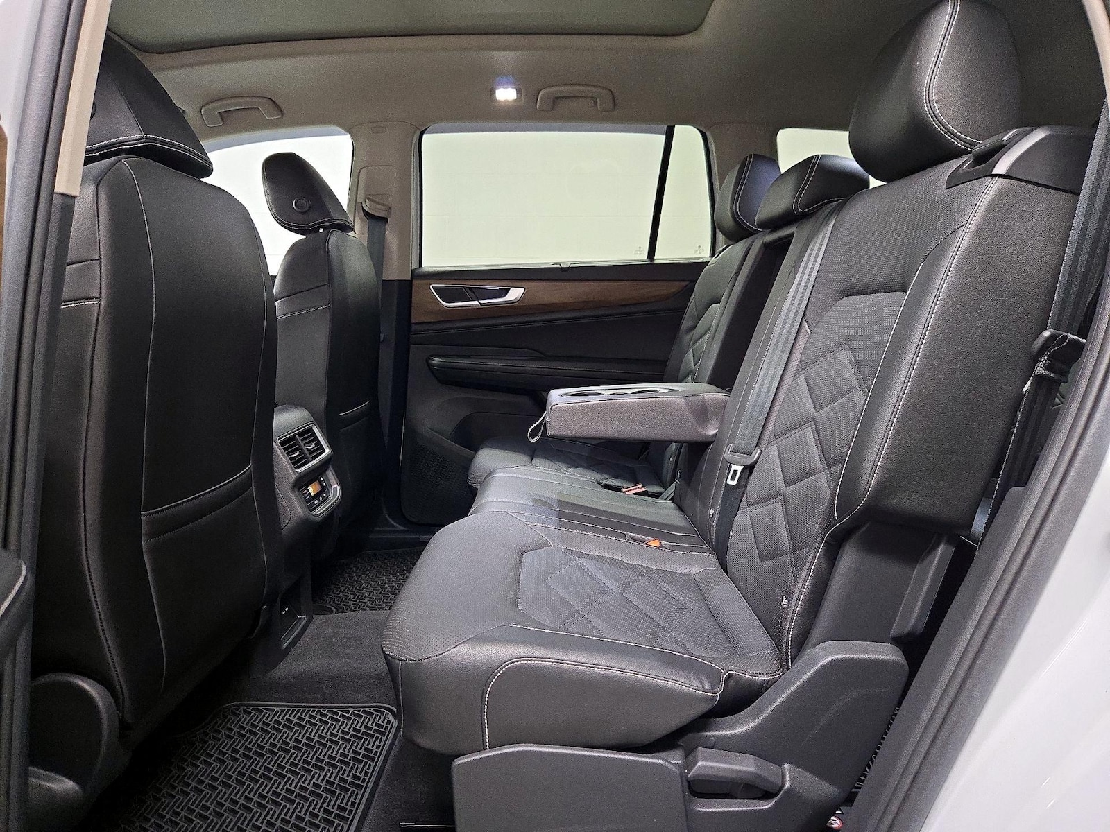 2024 Volkswagen Atlas SE w/Tech - Photo 21