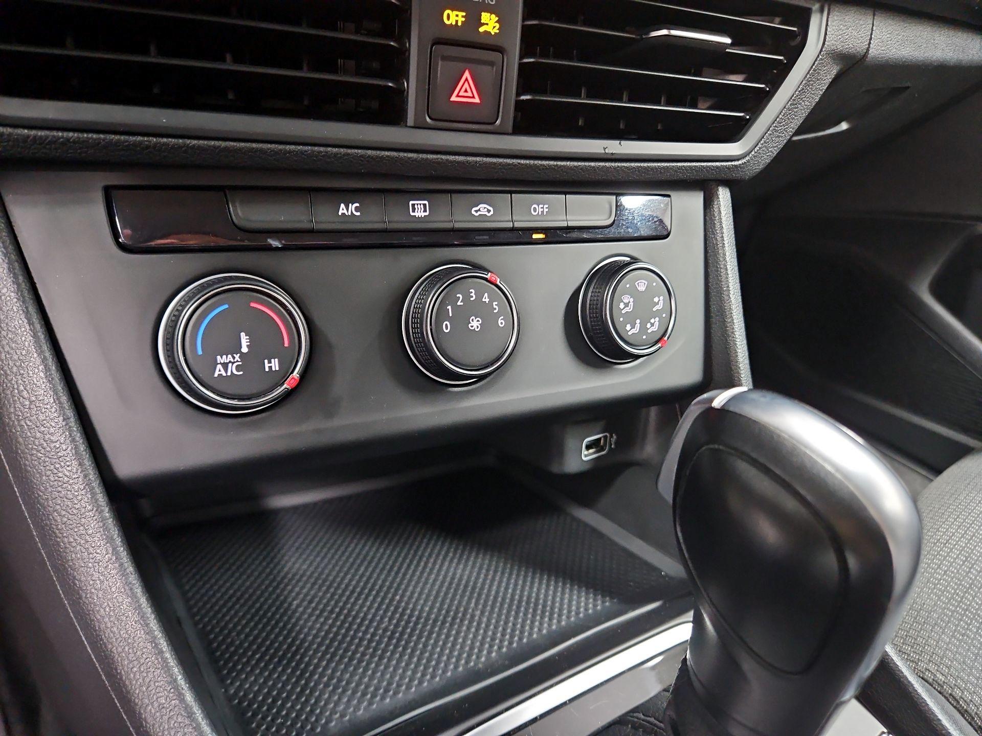 Thumbnail: 2019 Volkswagen Jetta - 16