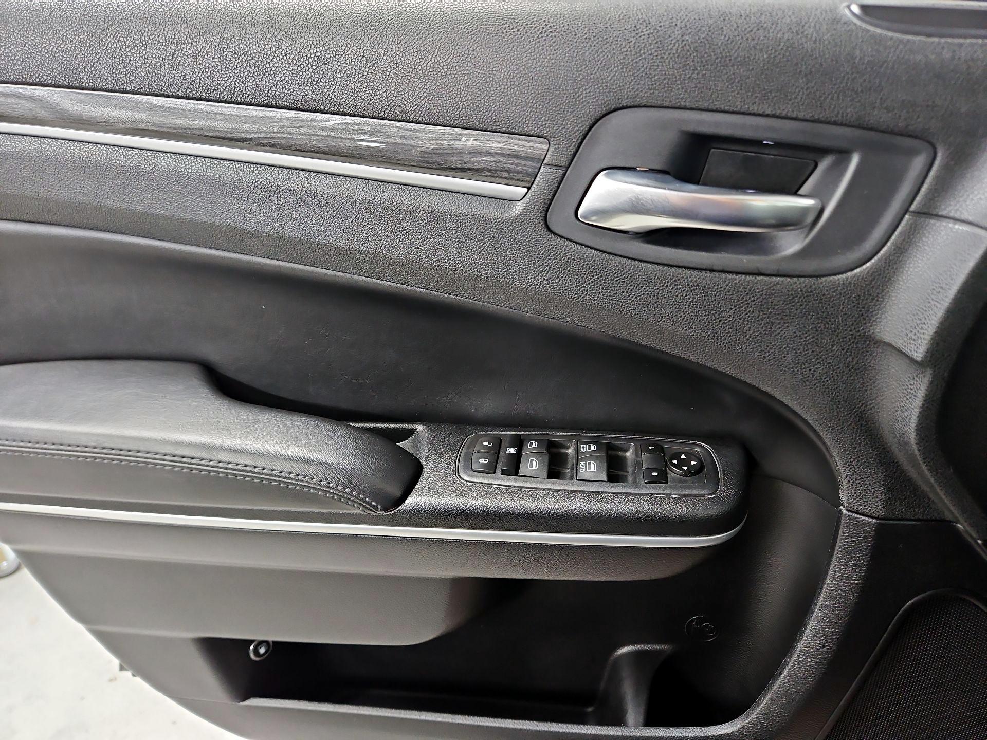 Thumbnail: 2021 Chrysler 300 - 12