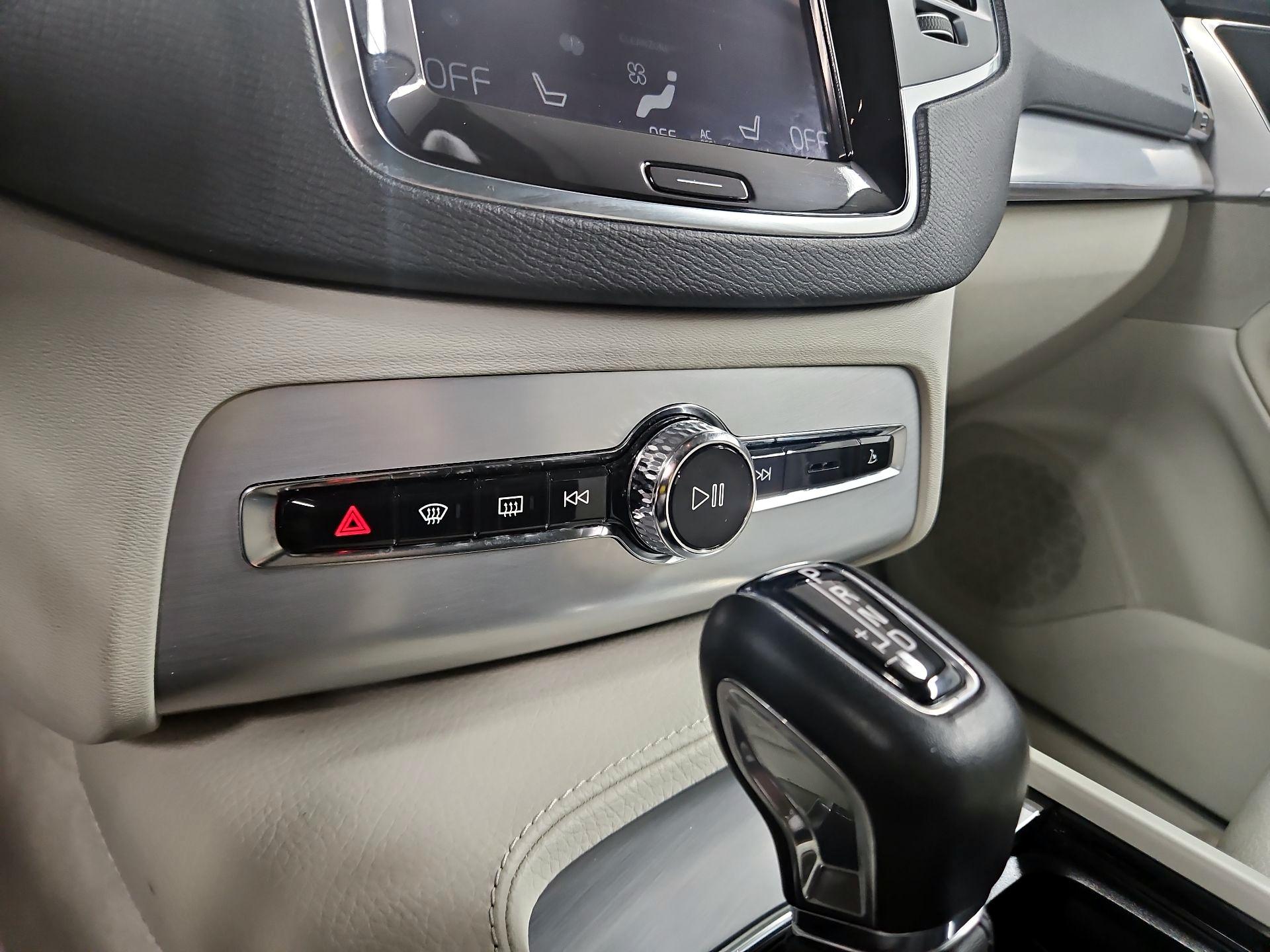 Thumbnail: 2016 Volvo XC90 - 17