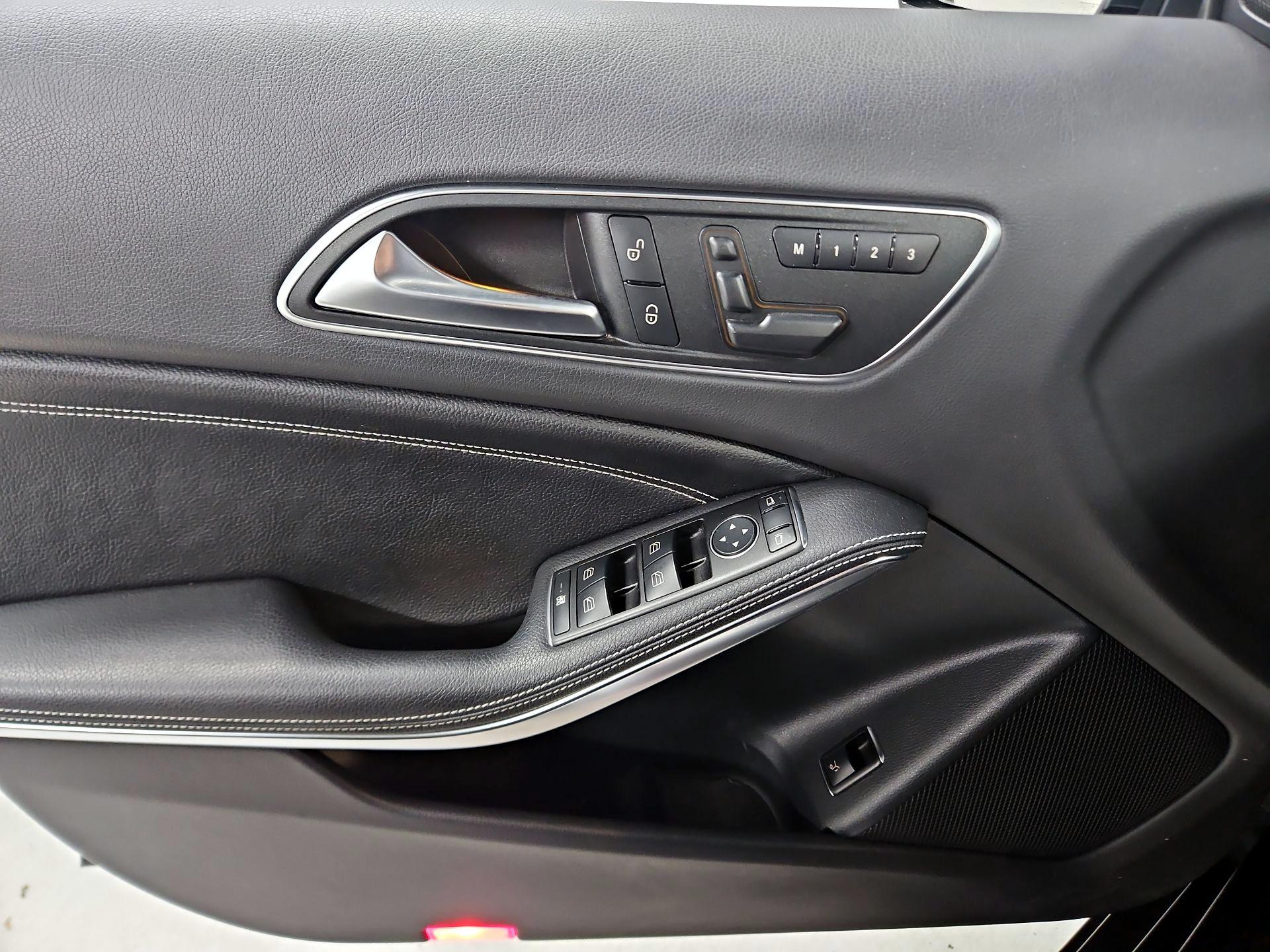 Thumbnail: 2016 Mercedes-Benz GLA - 12