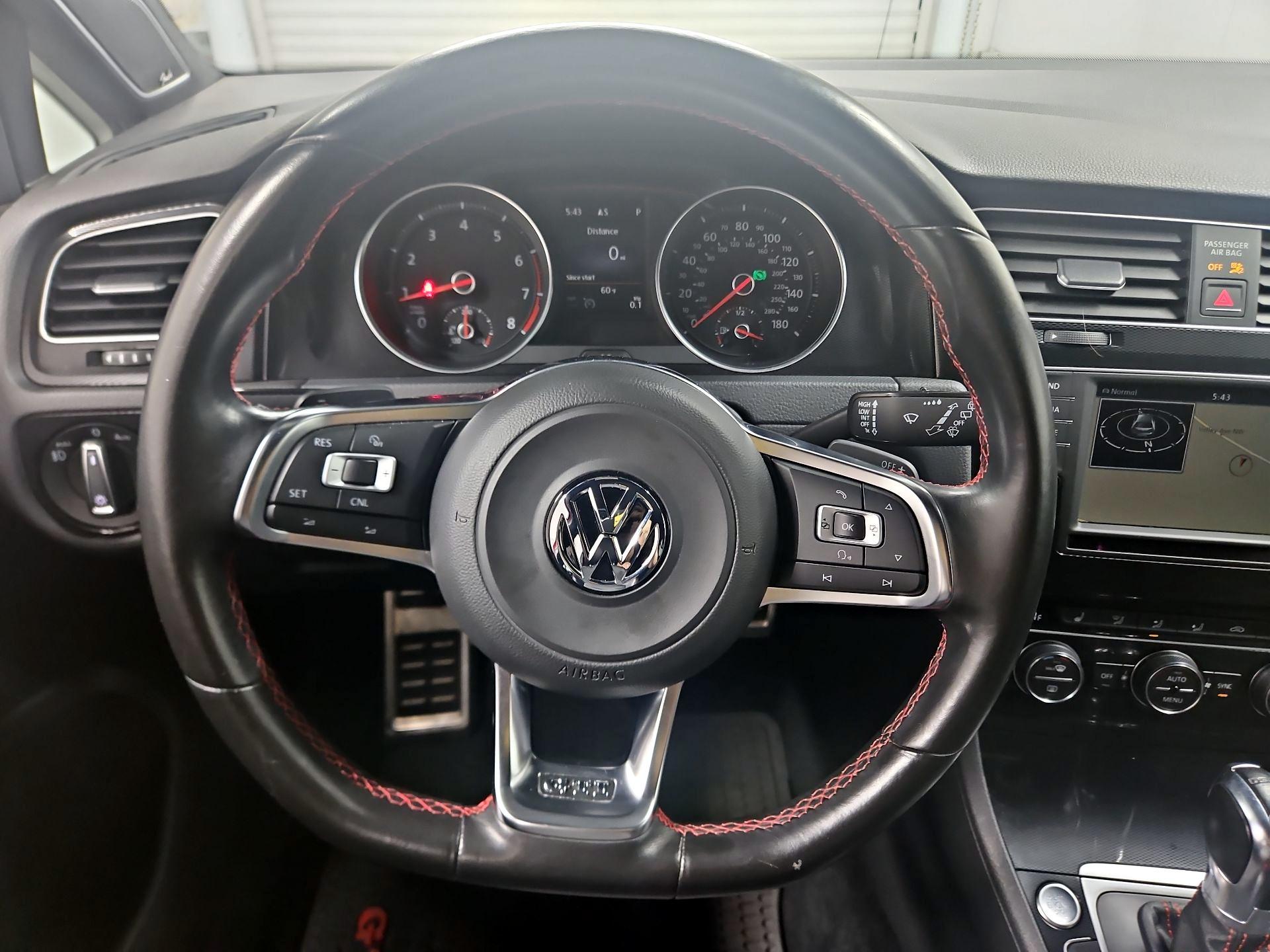 Thumbnail: 2016 Volkswagen Golf - 10