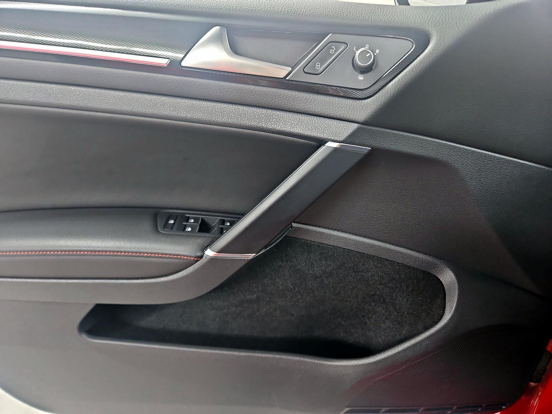 Thumbnail: 2016 Volkswagen Golf - 12