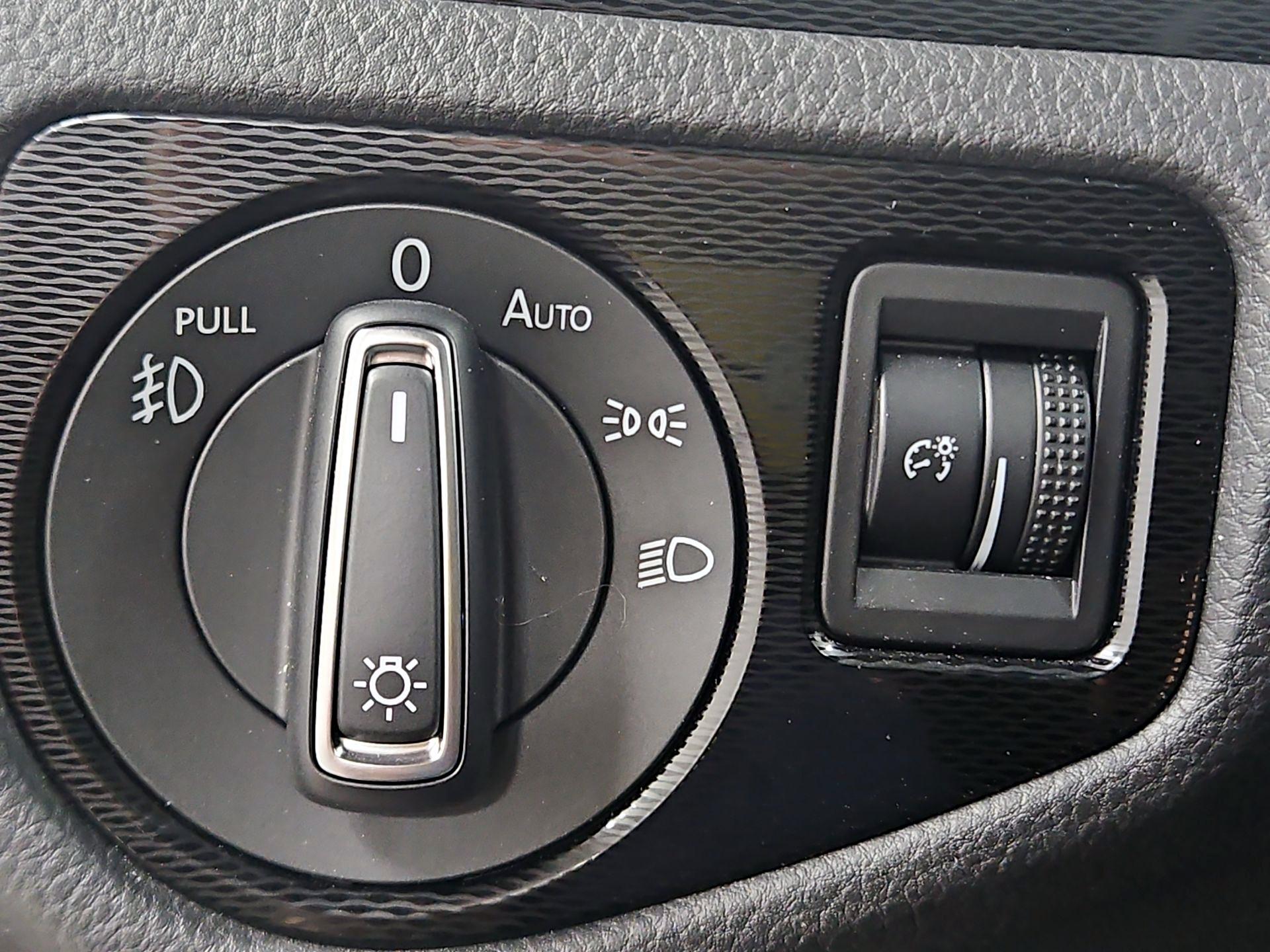 Thumbnail: 2016 Volkswagen Golf - 13